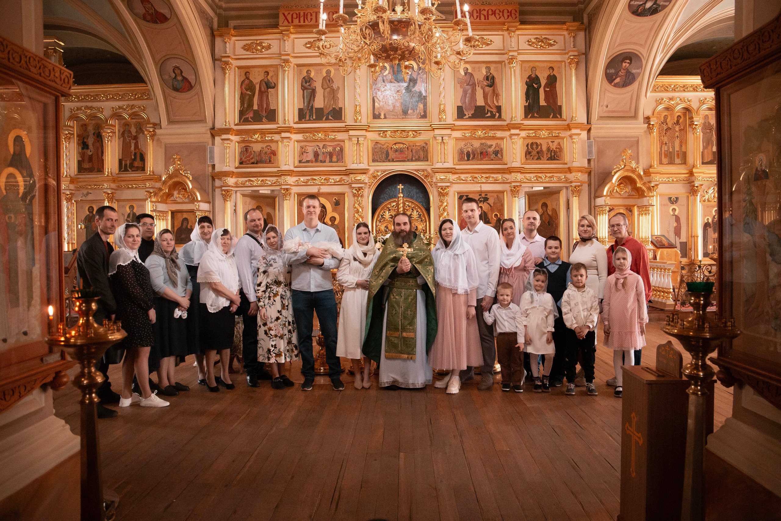 Общая фотография в храме после таинства крещения малышки Екатерины.