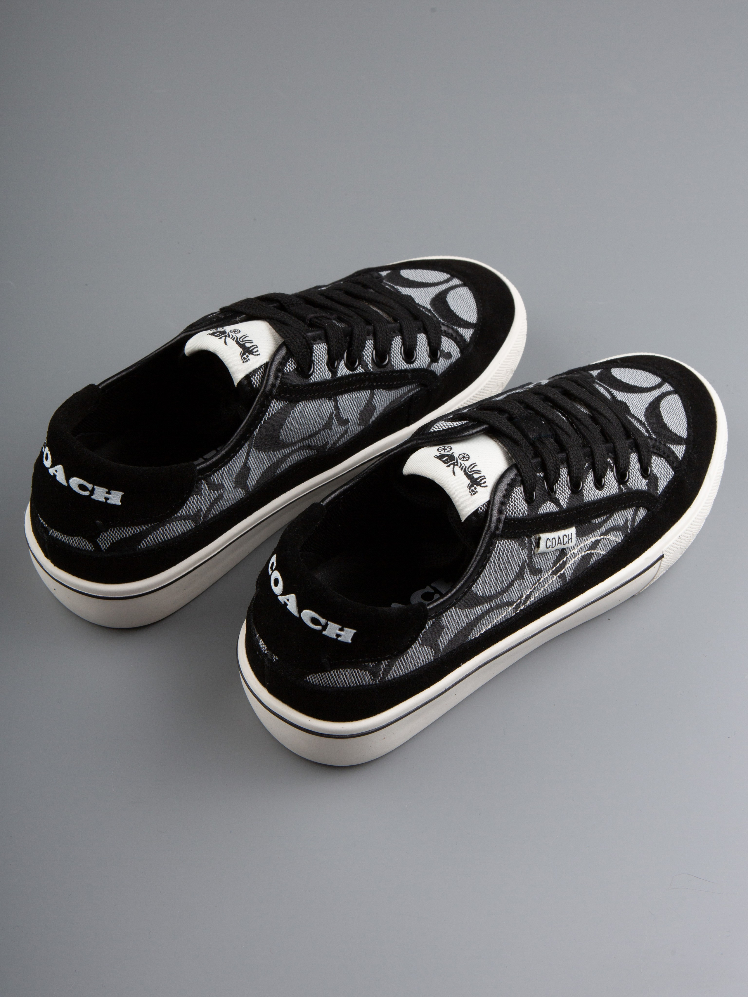 Обувь на цветных фонах. Фотограф Мария Кольцова