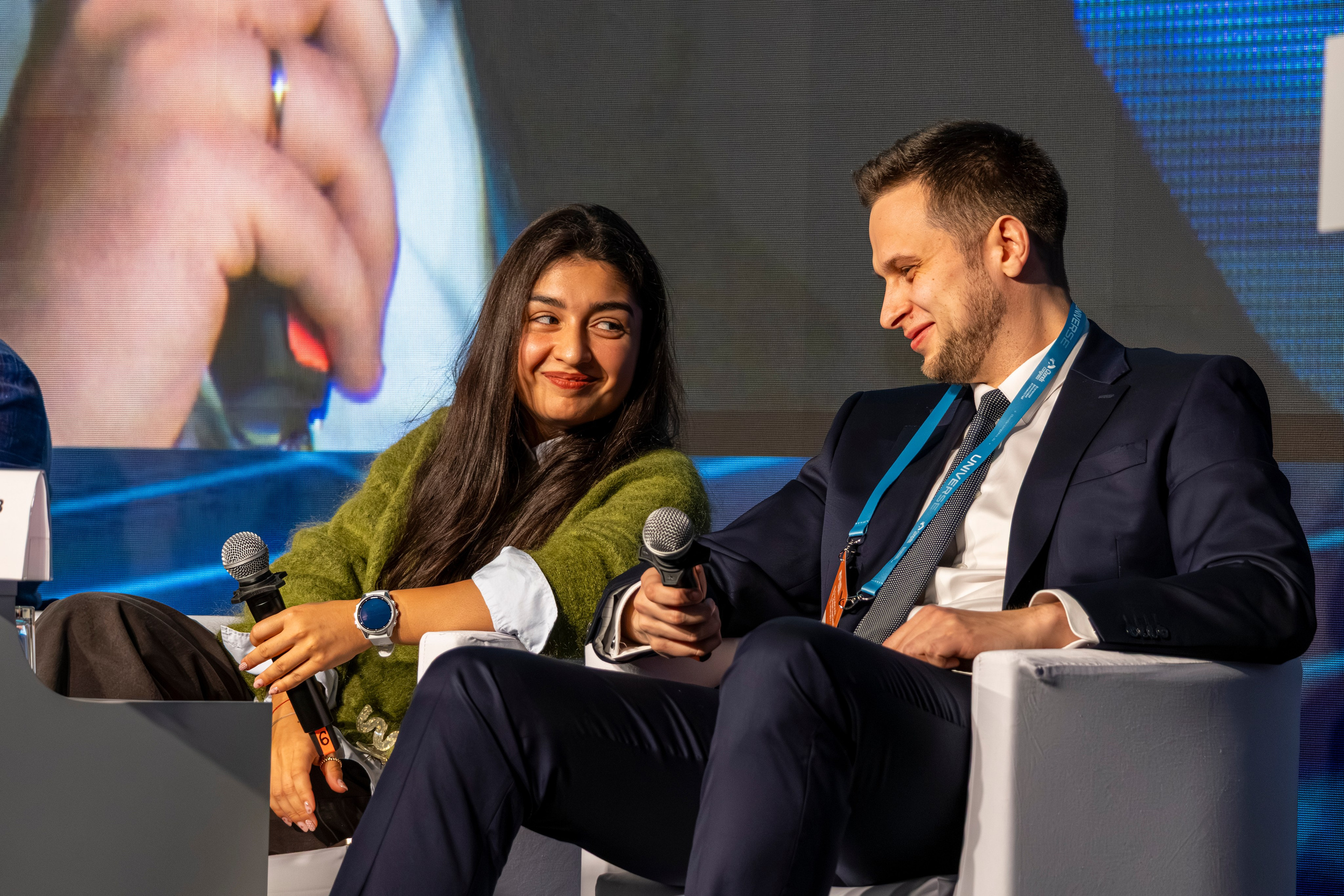 Бизнес‑встреча: участники обсуждают условия, жесты согласия.