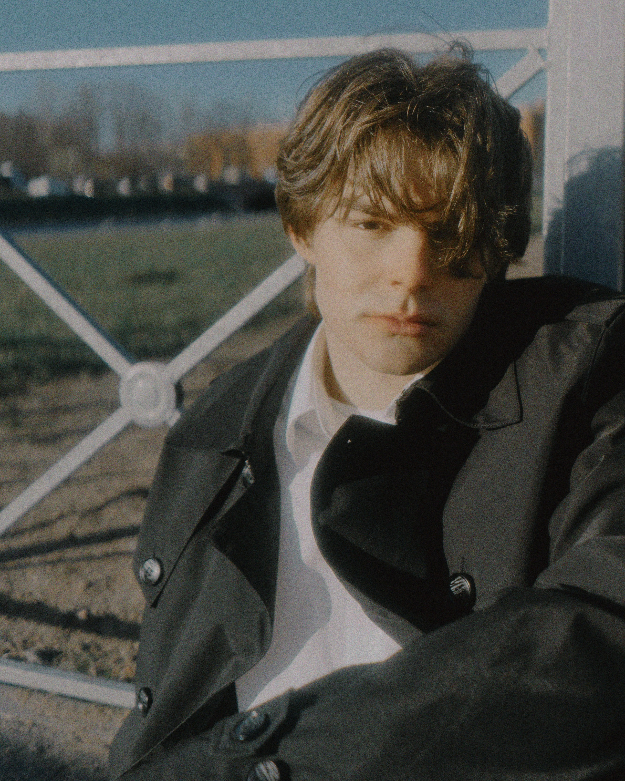 мужской портрет в журнальном стиле, фотосессия для модельного и актерского портфолио, прогулочная съемка в Санкт-Петербурге