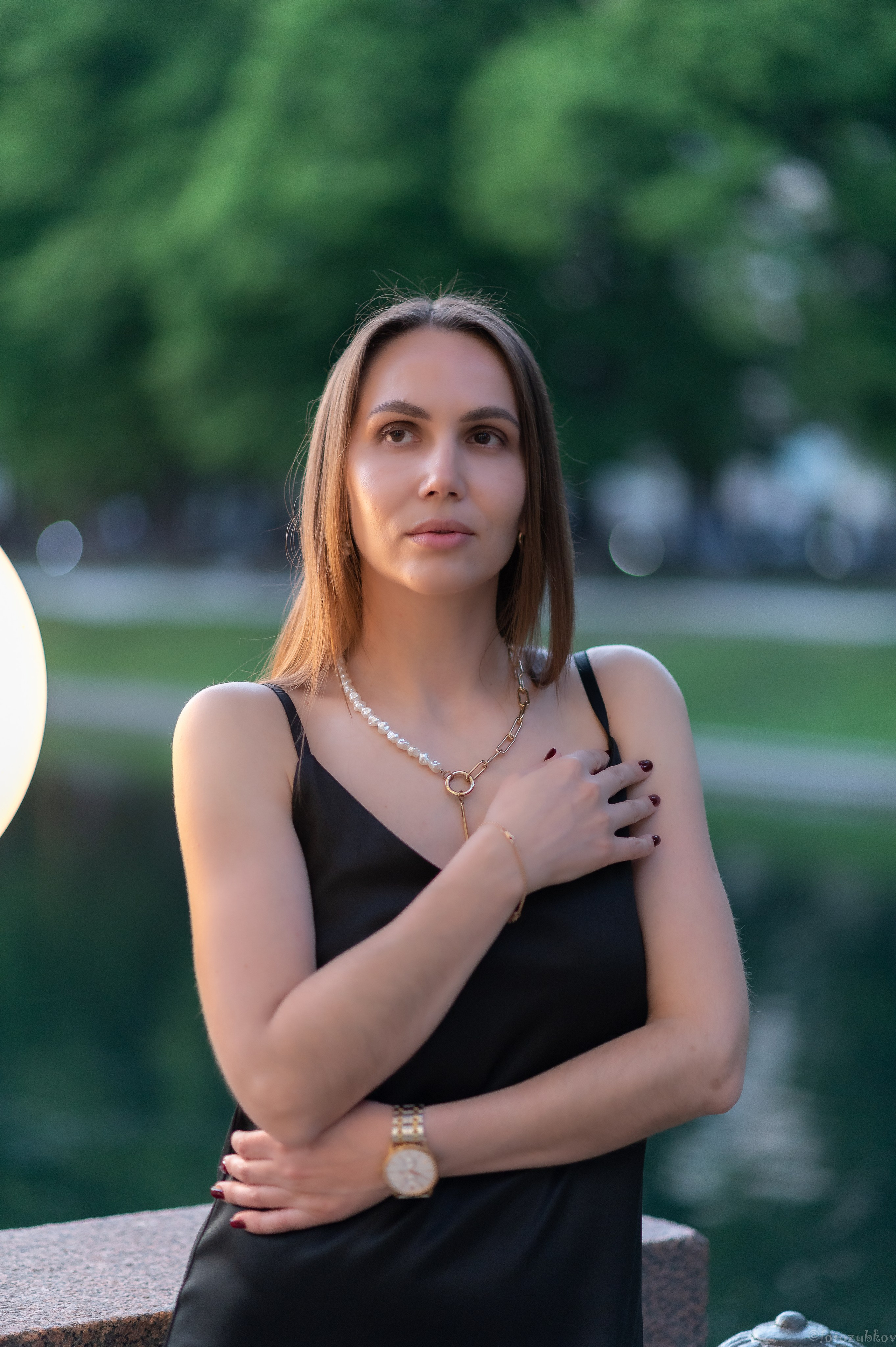 Девушка в чёрном платье на патриках