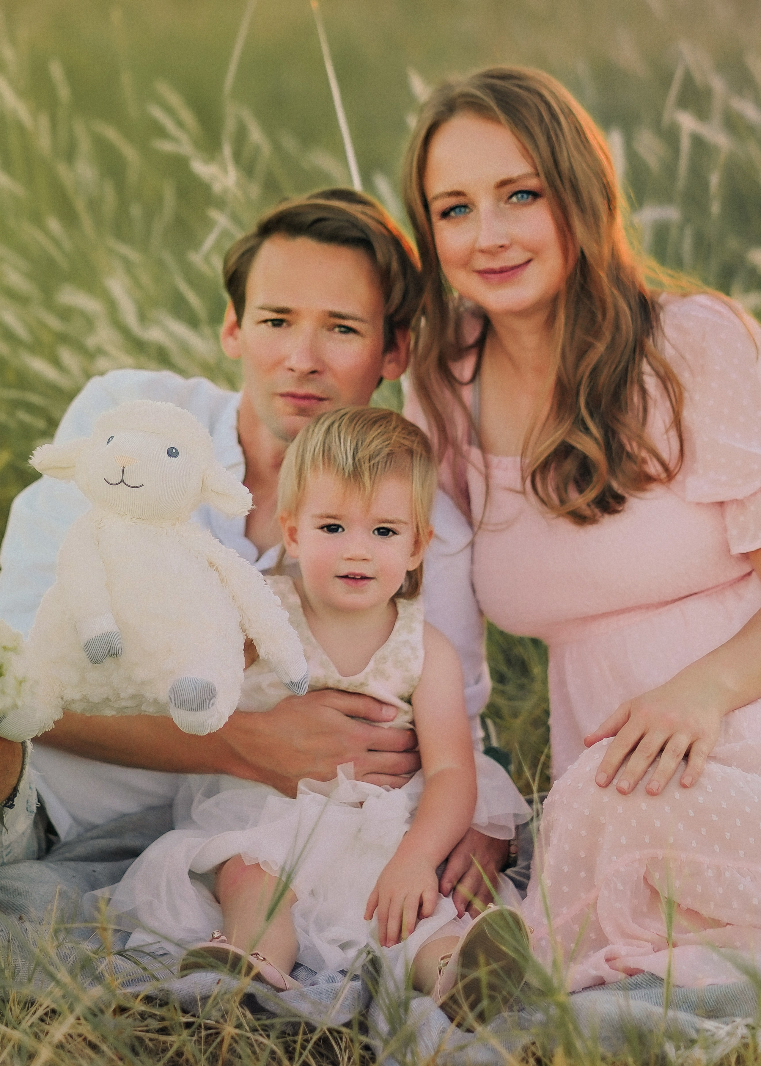 Family snuggles & smiles — cozy family photos