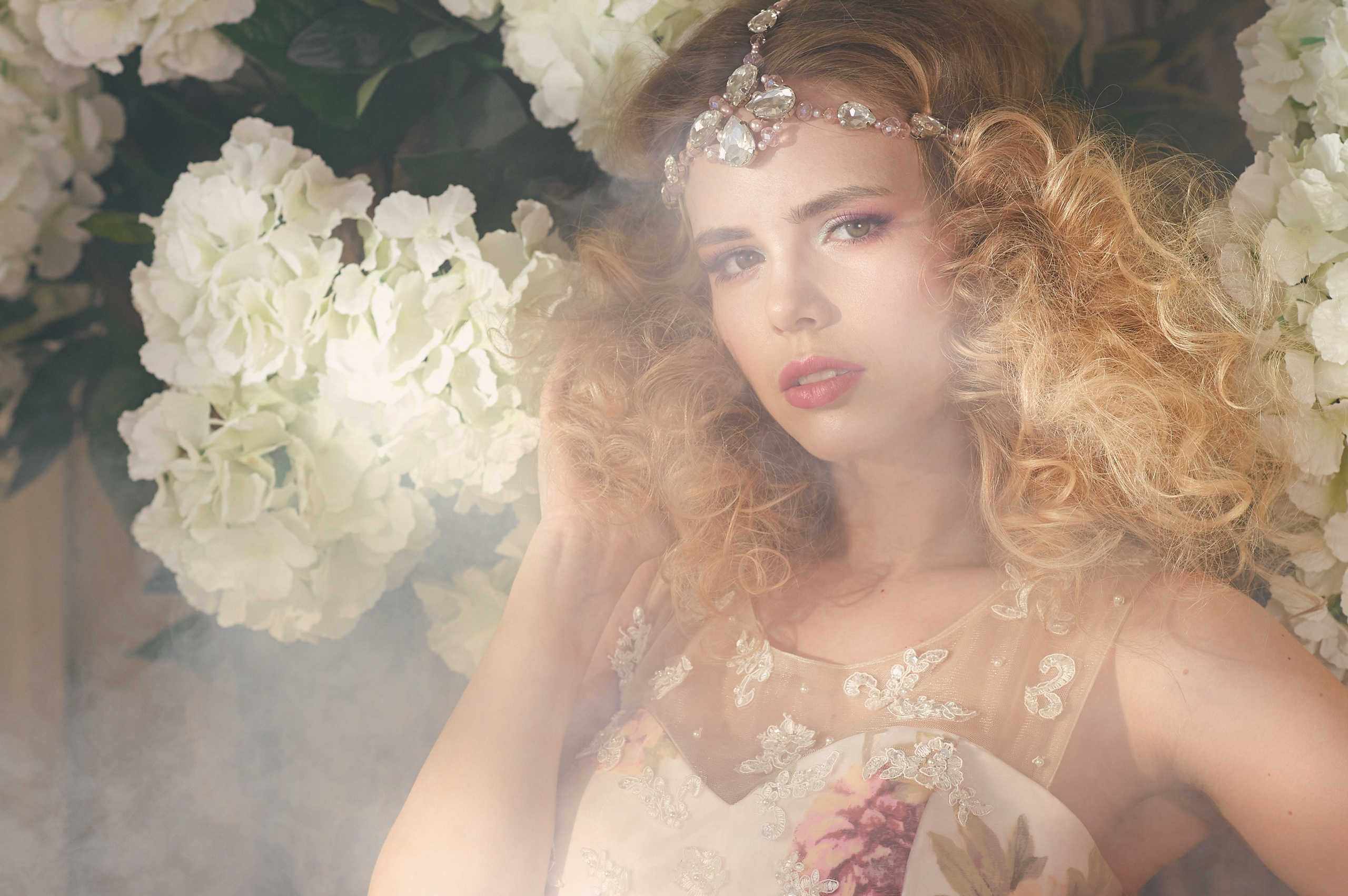 Весенняя фотосессия в студийных интерьерах