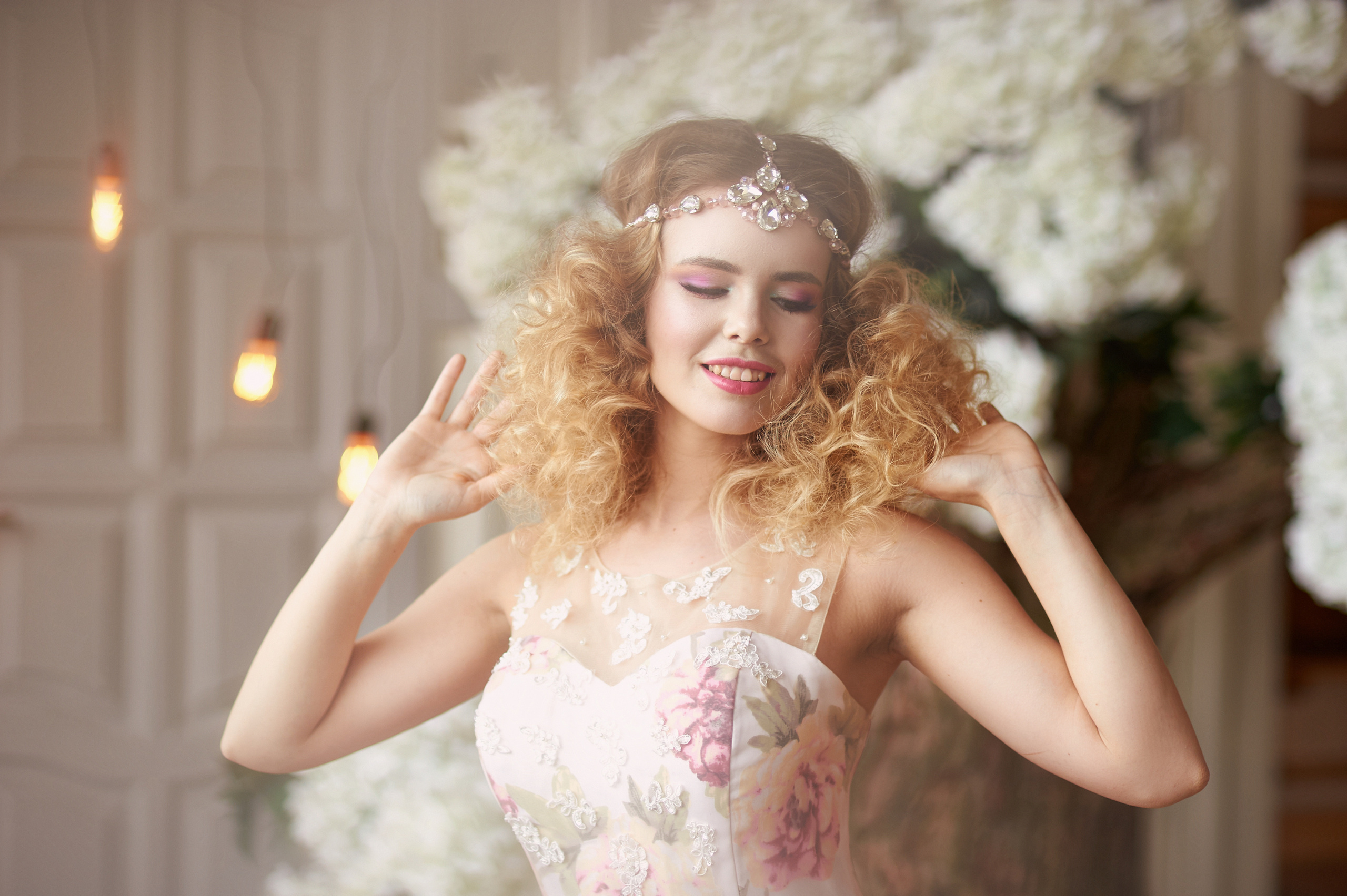 Весенняя фотосессия в студийных интерьерах