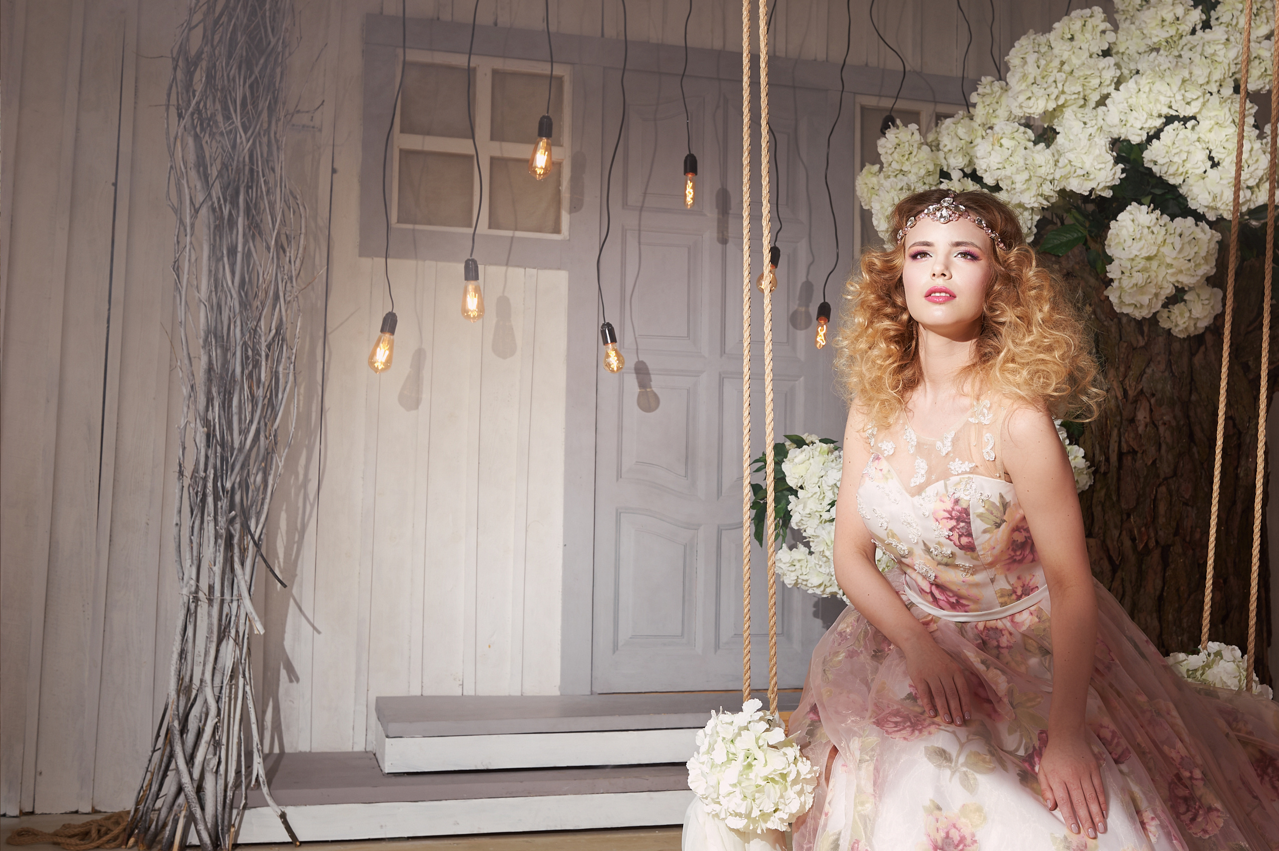 Весенняя фотосессия в студийных интерьерах