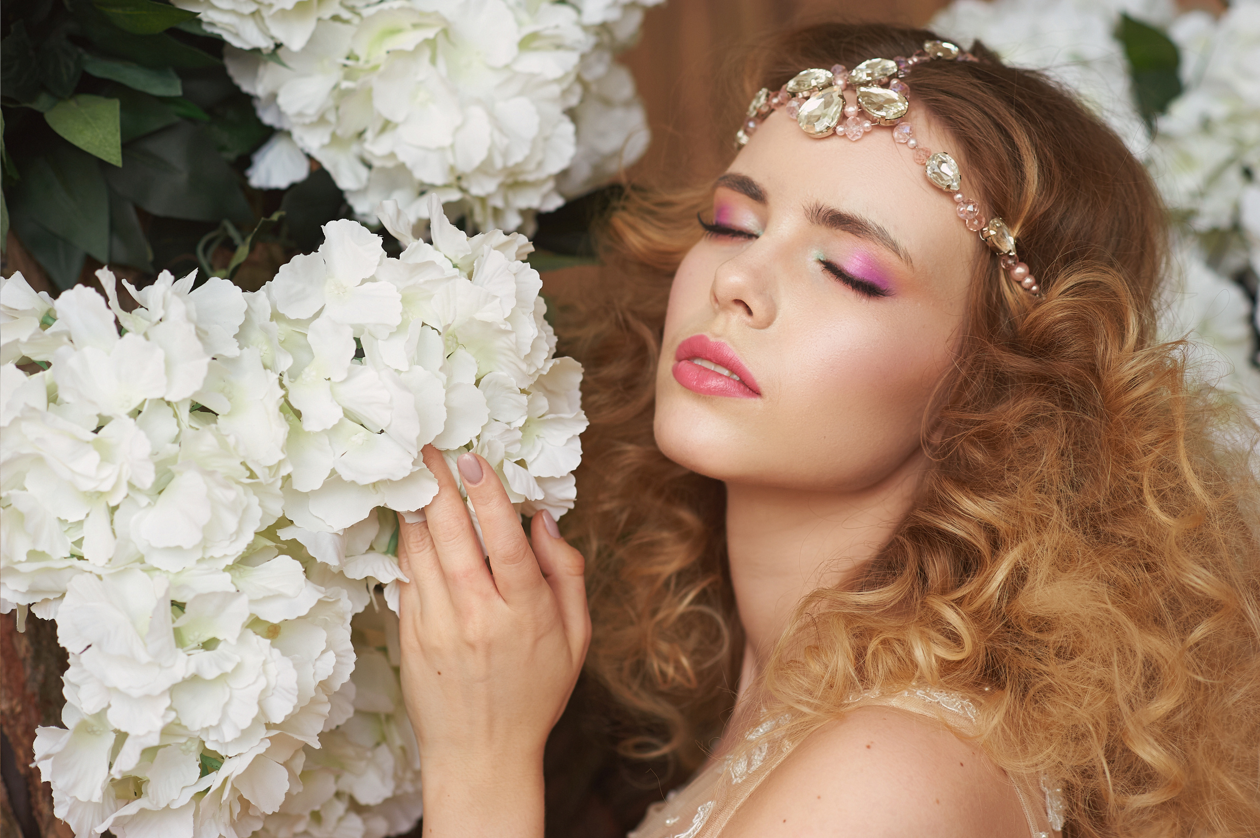 Весенняя фотосессия в студийных интерьерах