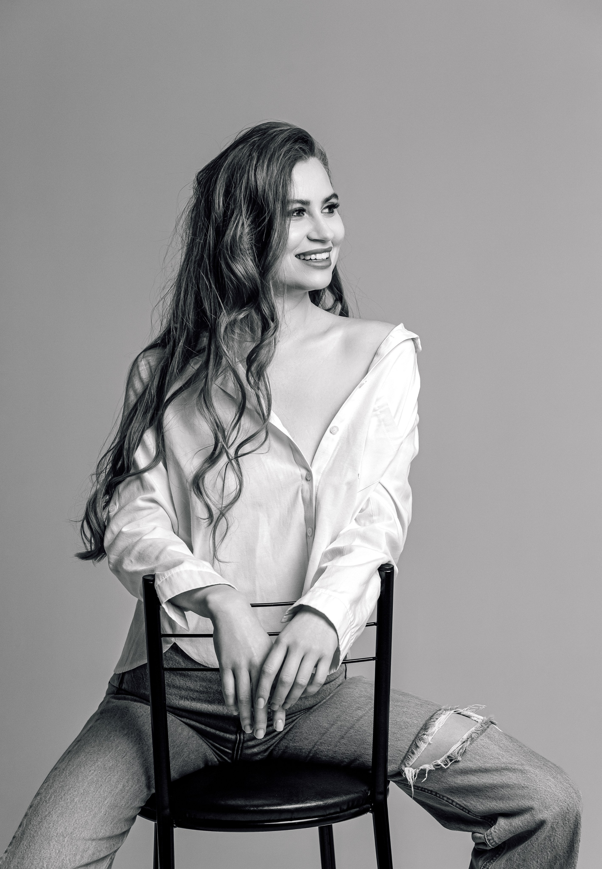 Синие джинсы — белые тюльпаны. Вера Соколова фотограф Воронеж