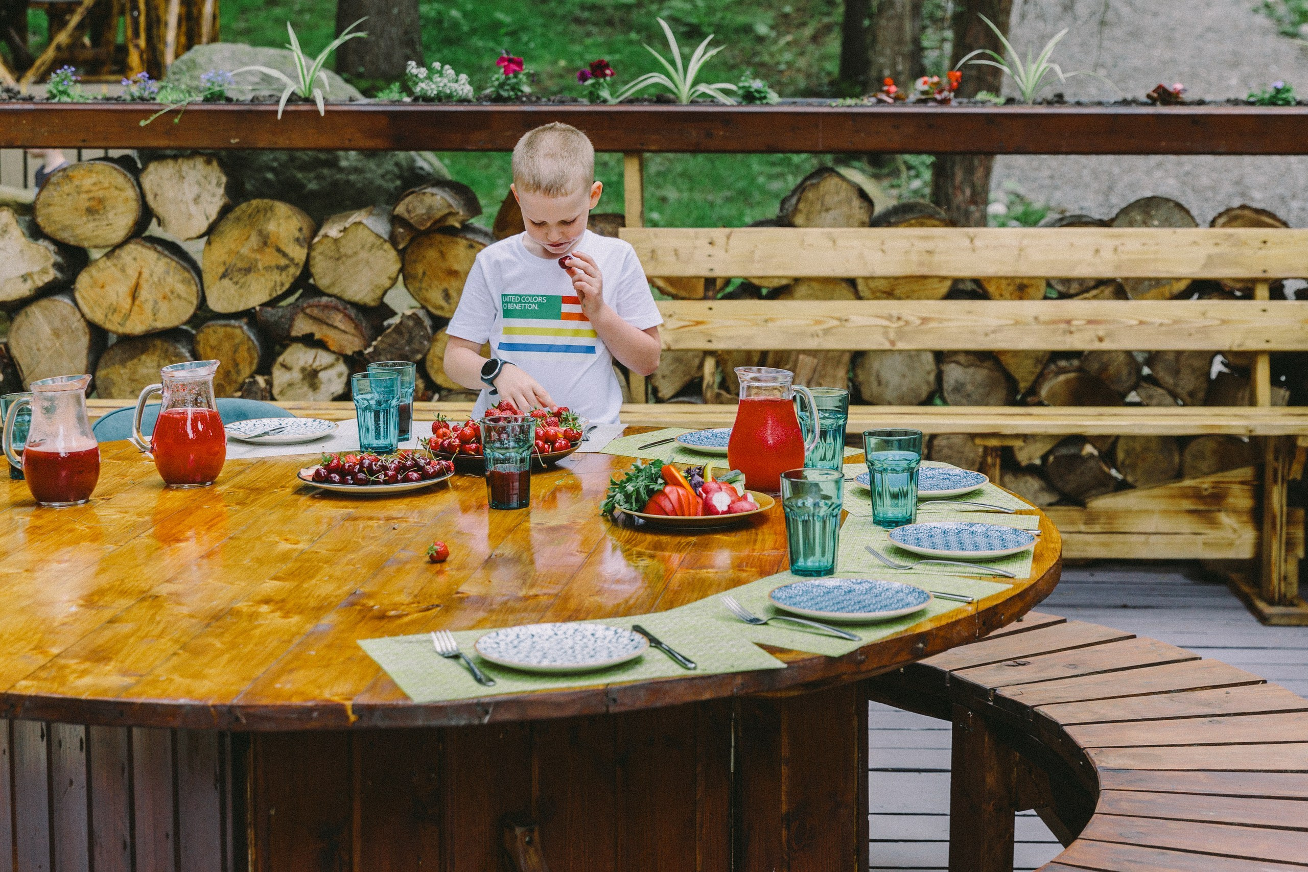 Фотограф на день рождения — ресторан Форест. Свадебный фотограф в Абхазии, Сухум, Гагра, Сочи