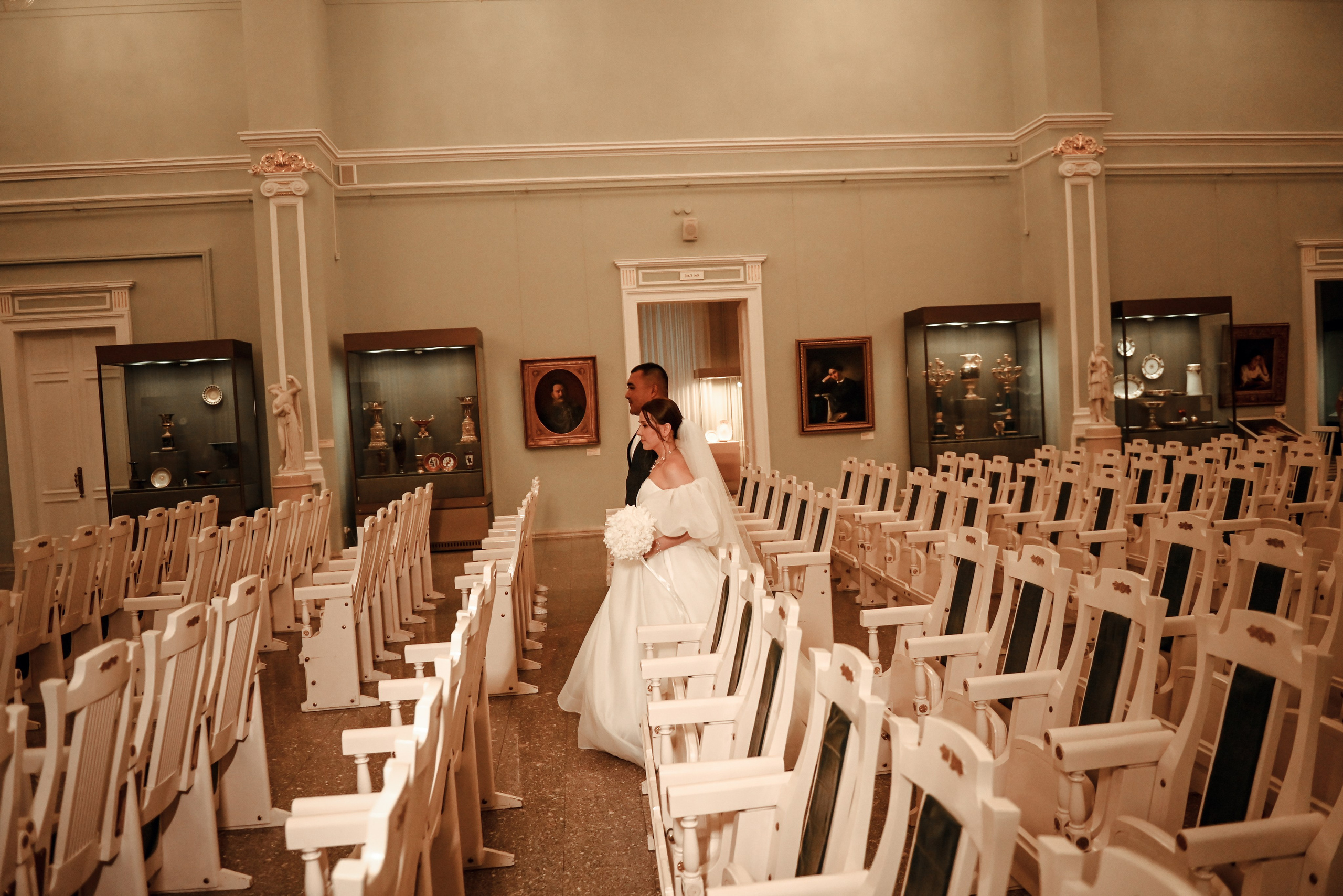 Небольшая свадебная серия в музее и прогулкой под дождем Эльмиры и Ризата. Свадебный, семейный, детский, контент фотограф в Омске Максим Ильин