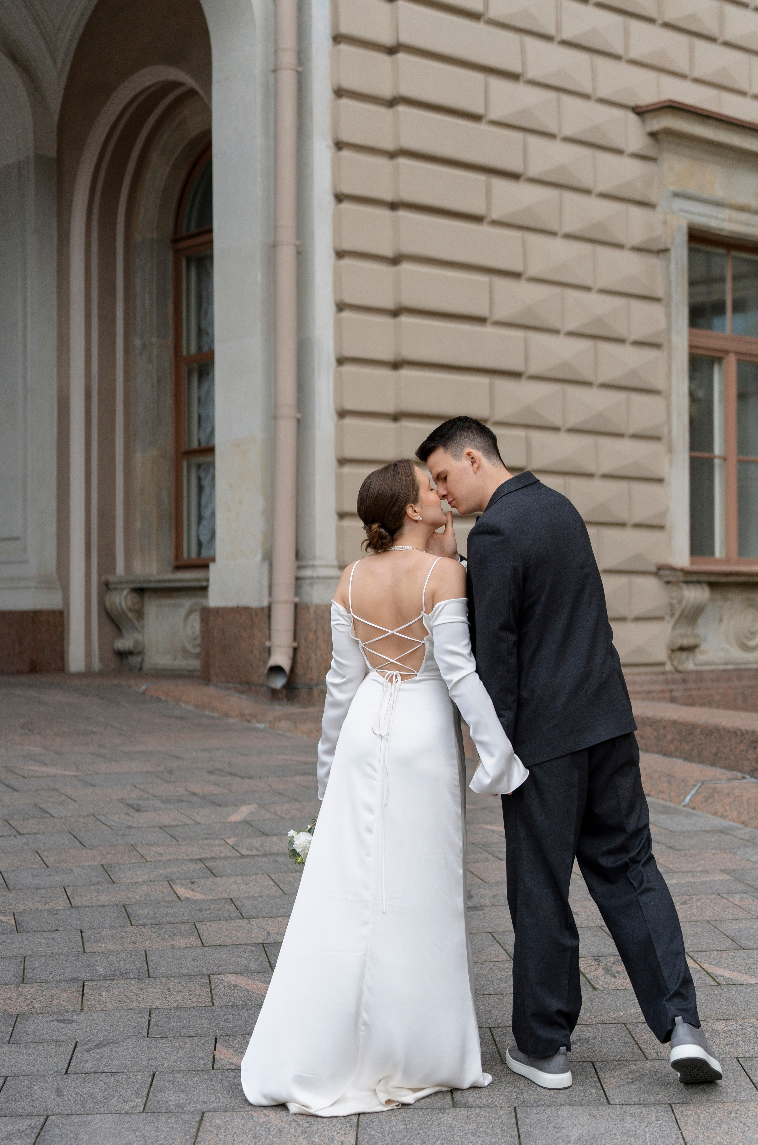 Лёня и Юля. Питер. От утра в отеле до вечеринки в ресторане на заливе. Цифра и плёнка. Свадебный фотограф Катерина Чулкова