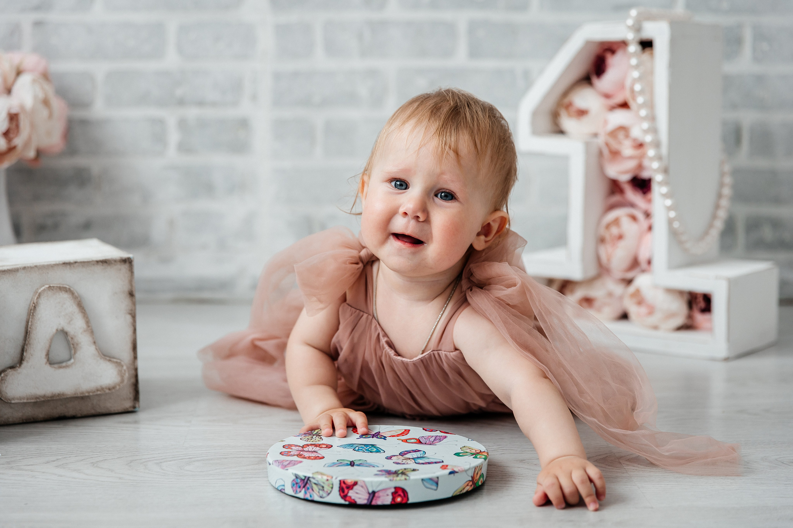 Минимализм (единичка, буквы-кубики, отдельный реквизит на фоне). Детский фотограф, выпускные альбомы в Нижнем Новгороде Бодягина Мария