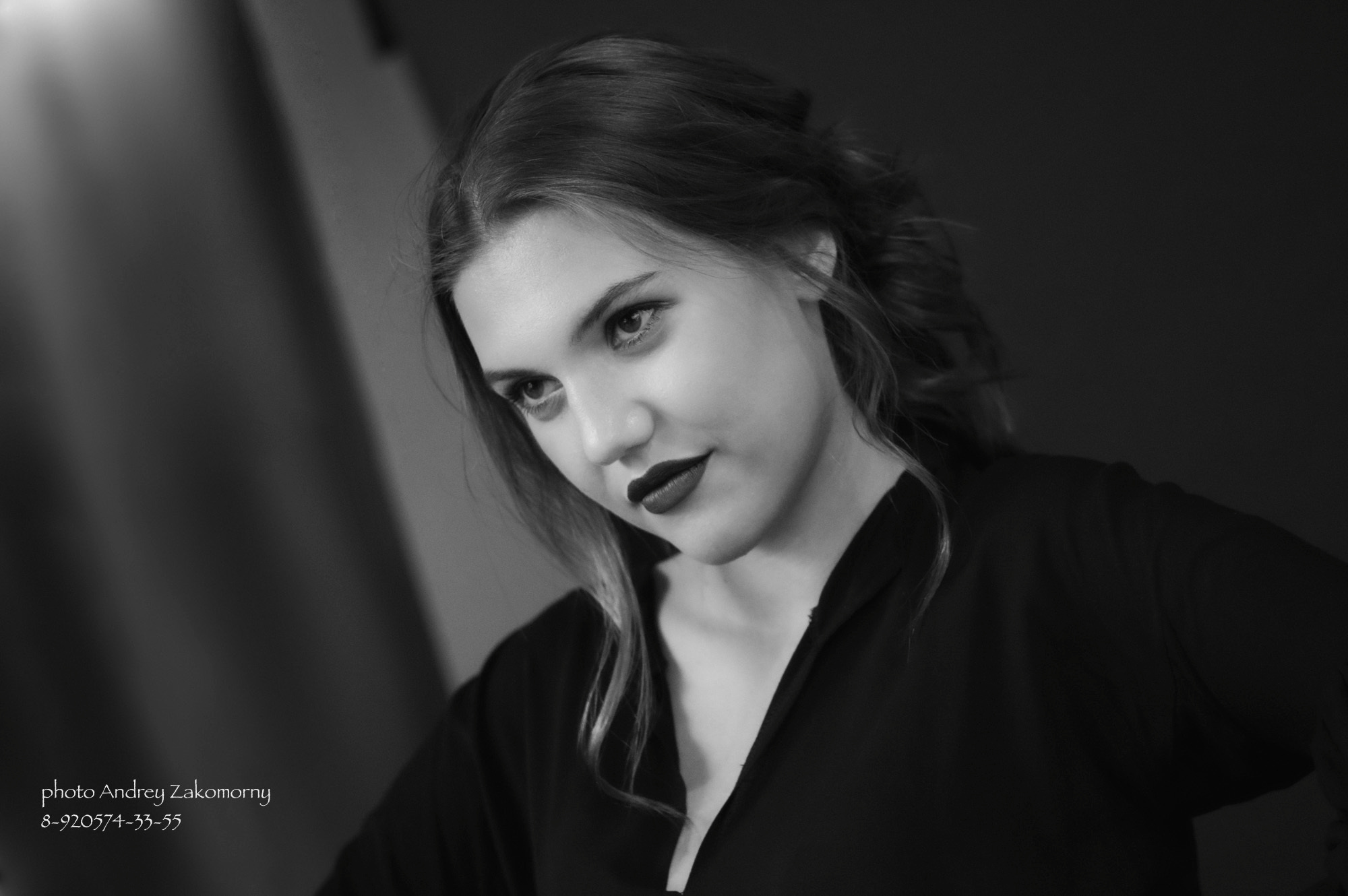 Сессия в студийных локациях, Фотосессия в помещении и в студии, красивая девушка в студийной обстановке, красота и фотосессия в студии.фото в черно-белых тонах.