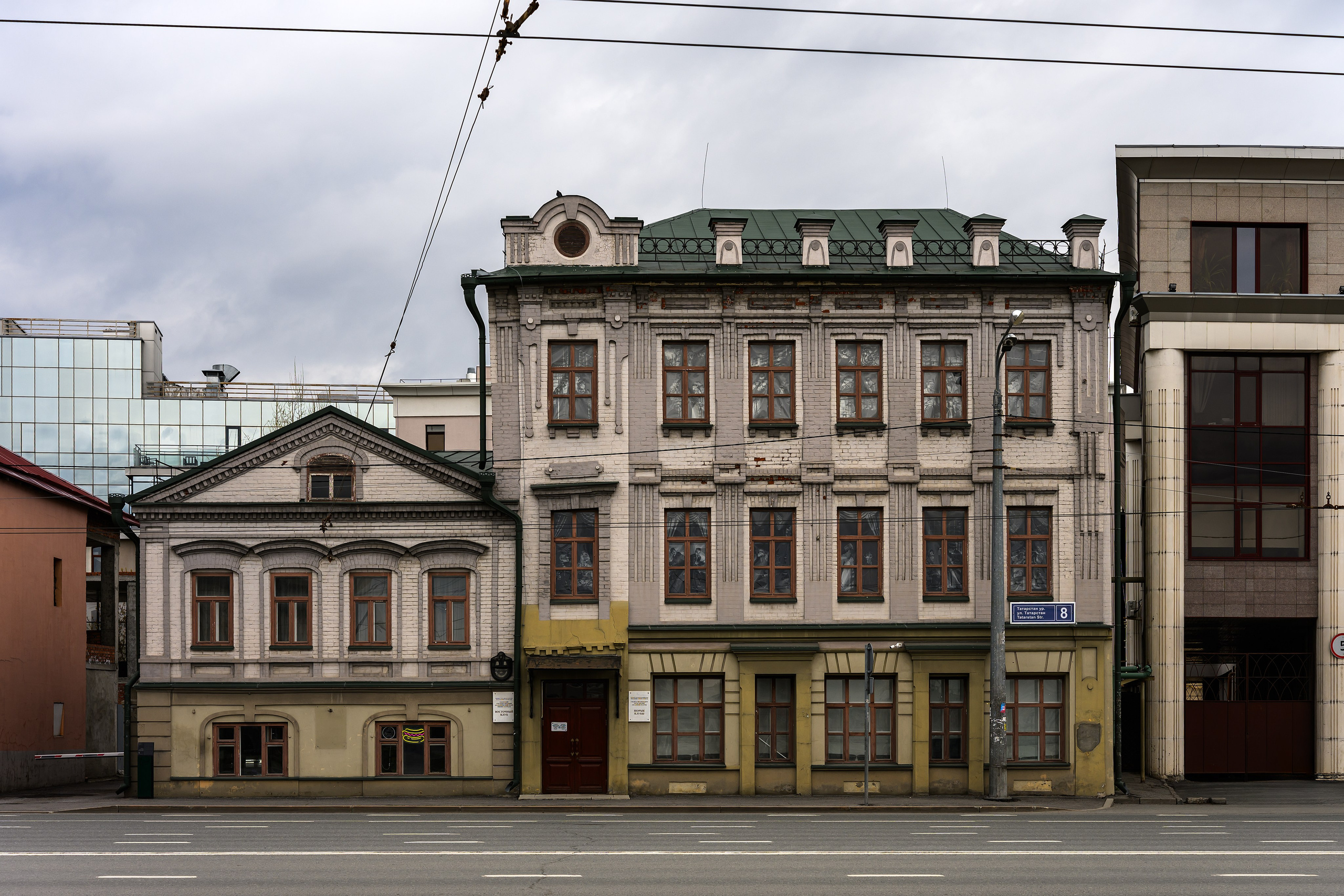 Уличная съемка рядом со старым театром Камала в центре Казани