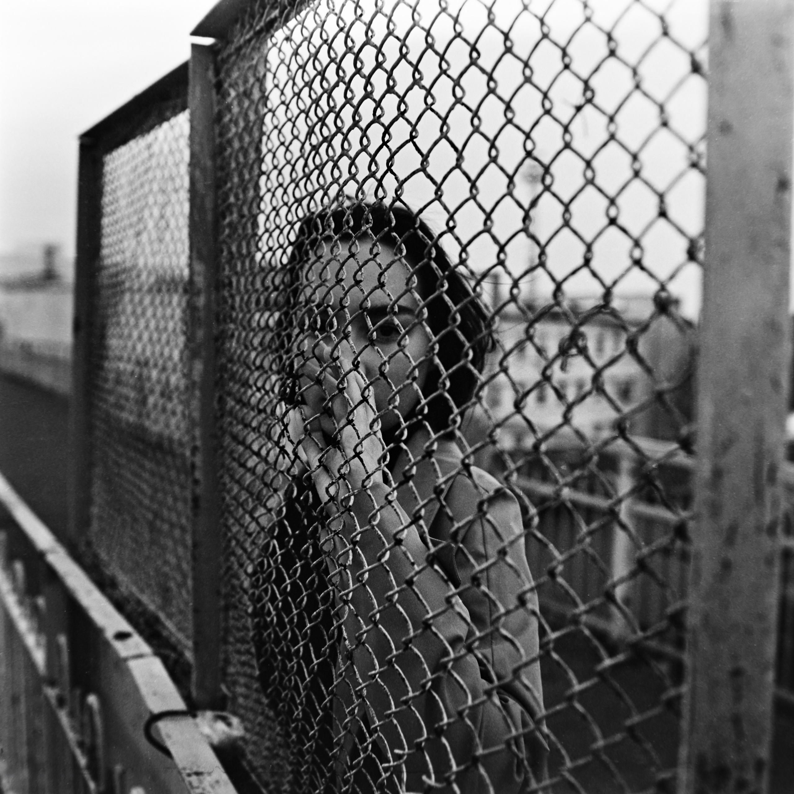 Портретная съемка в индустриальной части города на черно-белую пленку