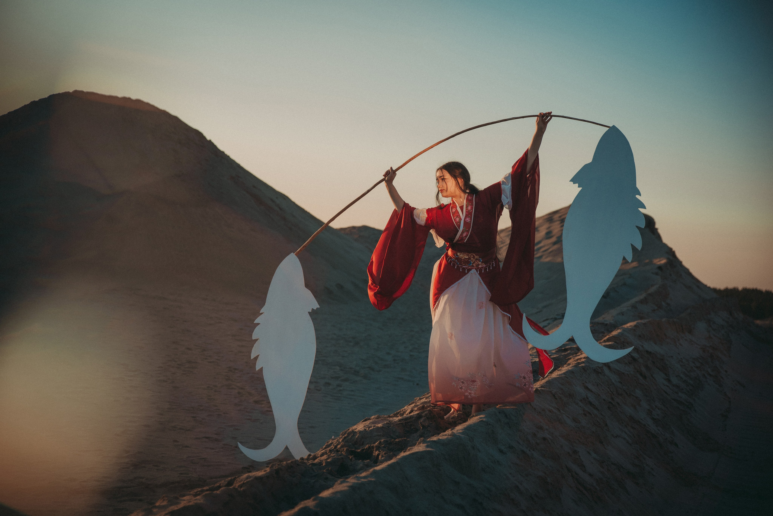 образные весы из девушки и рыбы на индивидуальной фотосессии