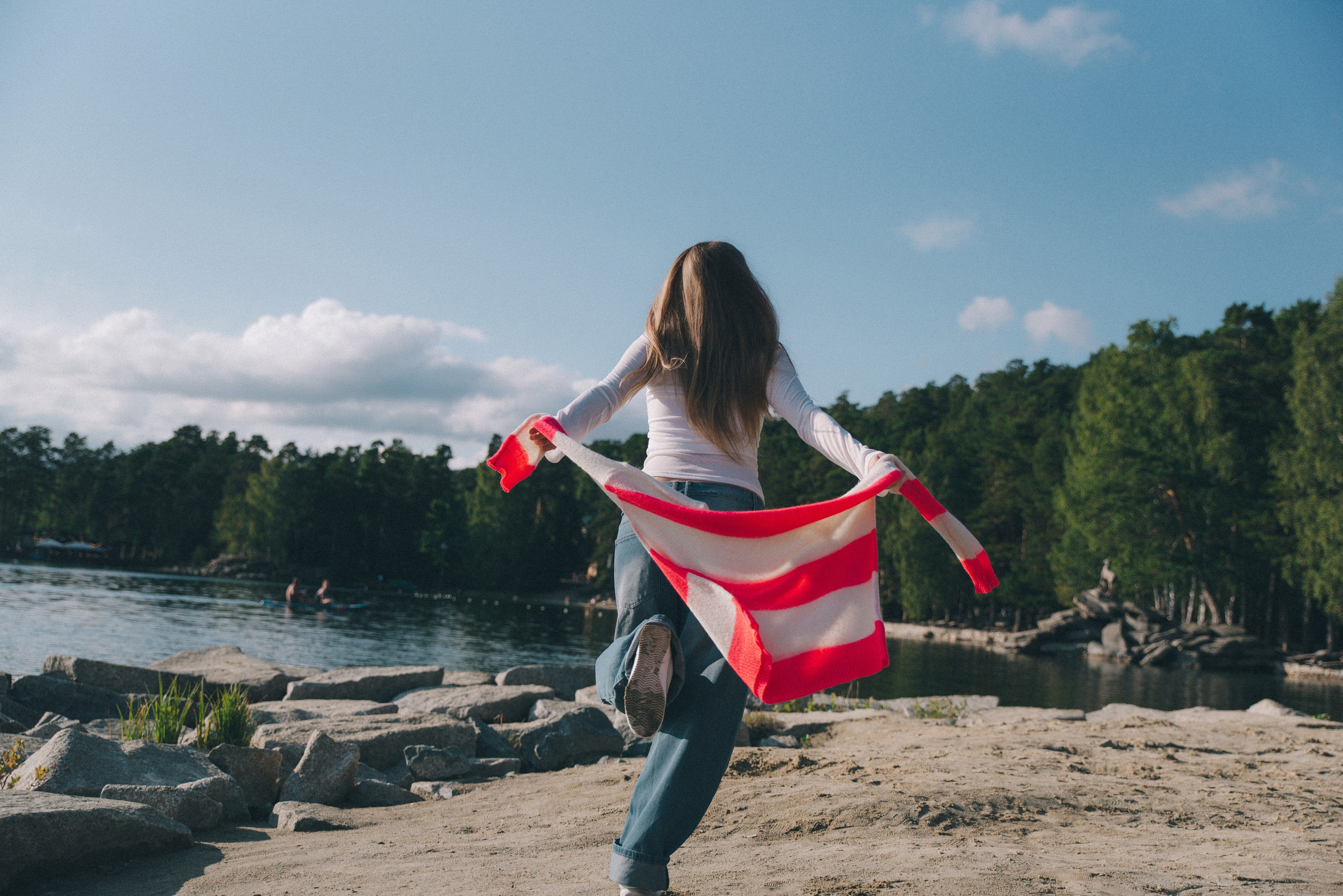 девушка бежит по берегу