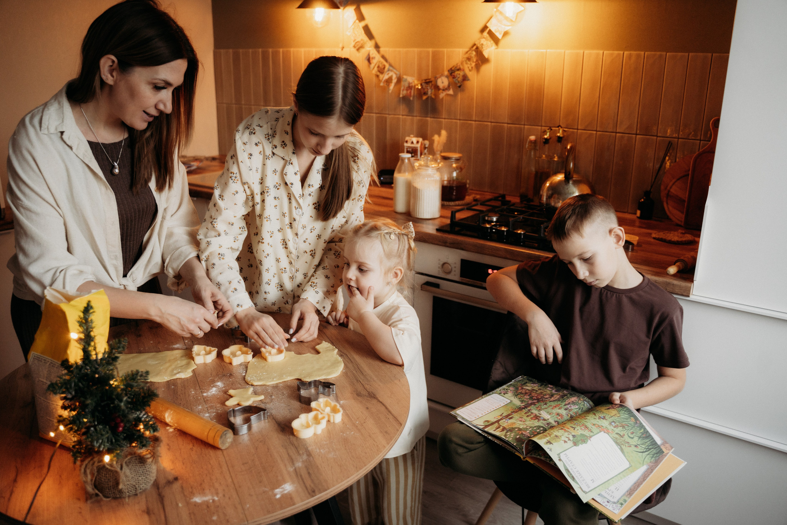 Семья на кухне