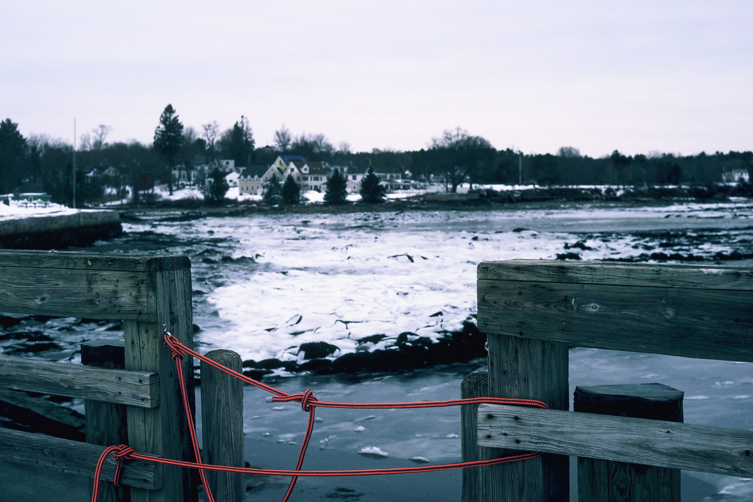 Вид на замерзший американский городок на фоне заледеневшего берега реки. США