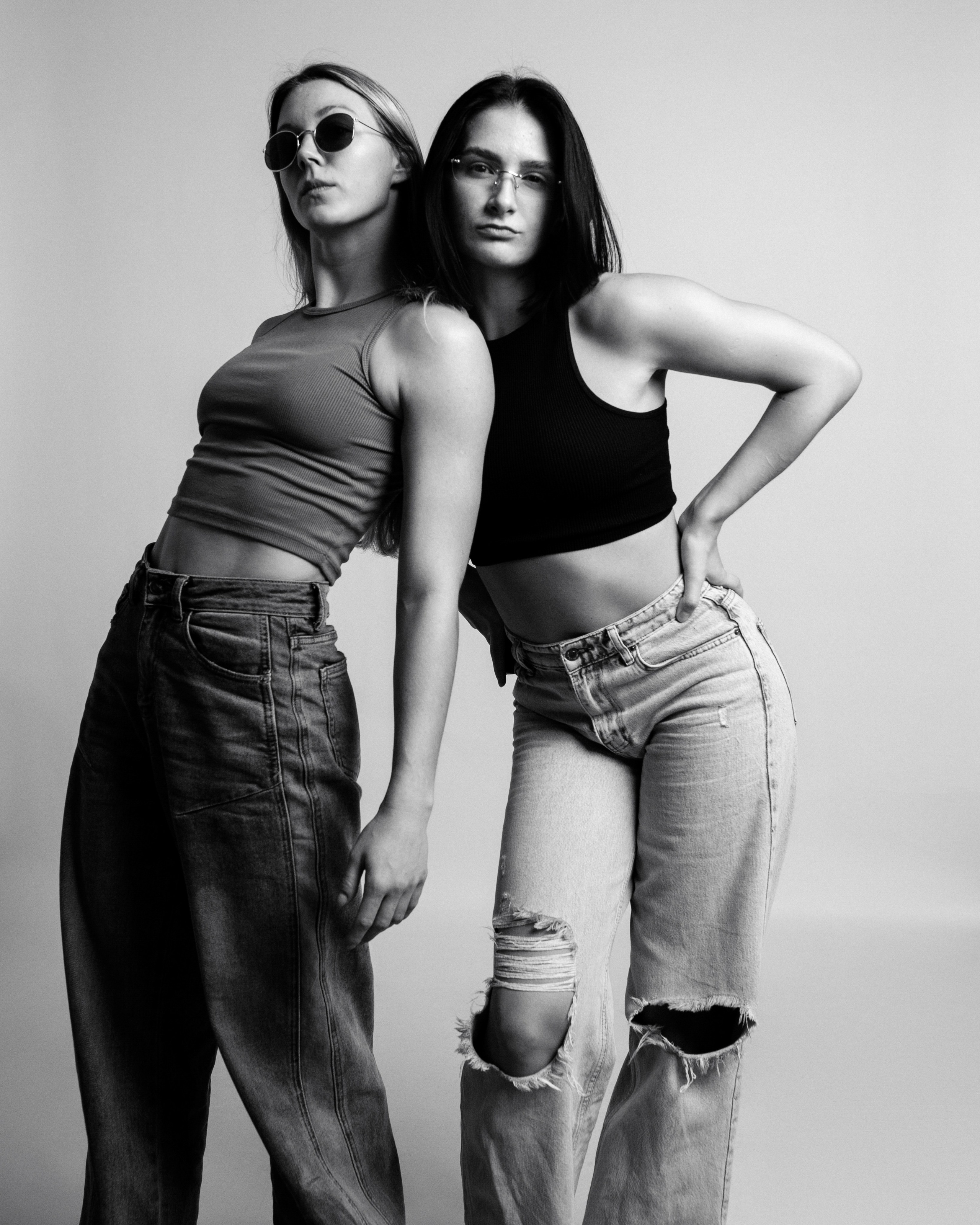 Фотосессия двух девушек в топах и джинсах чёрно-белое фото
