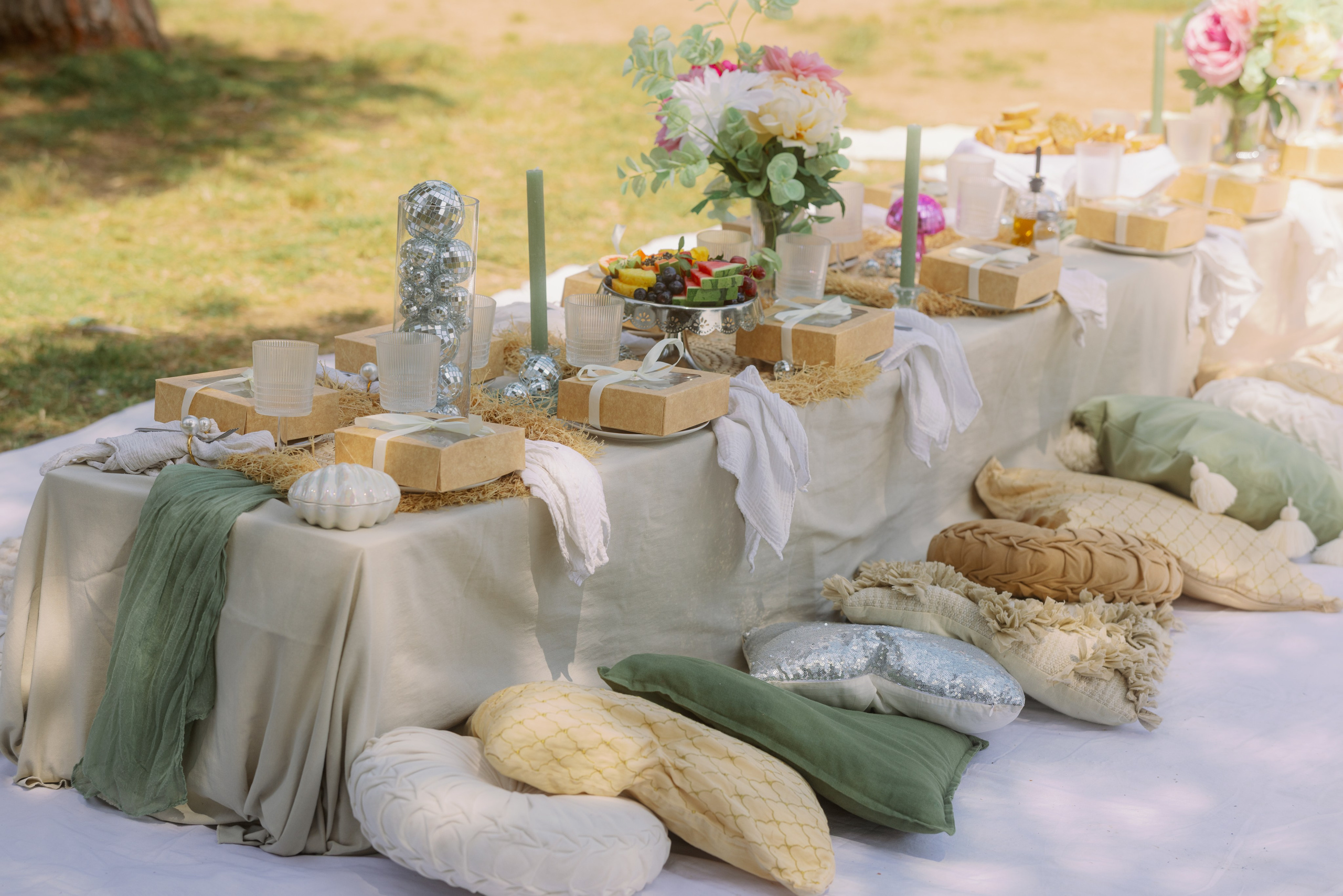 Bachelorette picnic in Barcelona. Europe Wedding Photo  — destination wedding photography across Europe and the Middle East