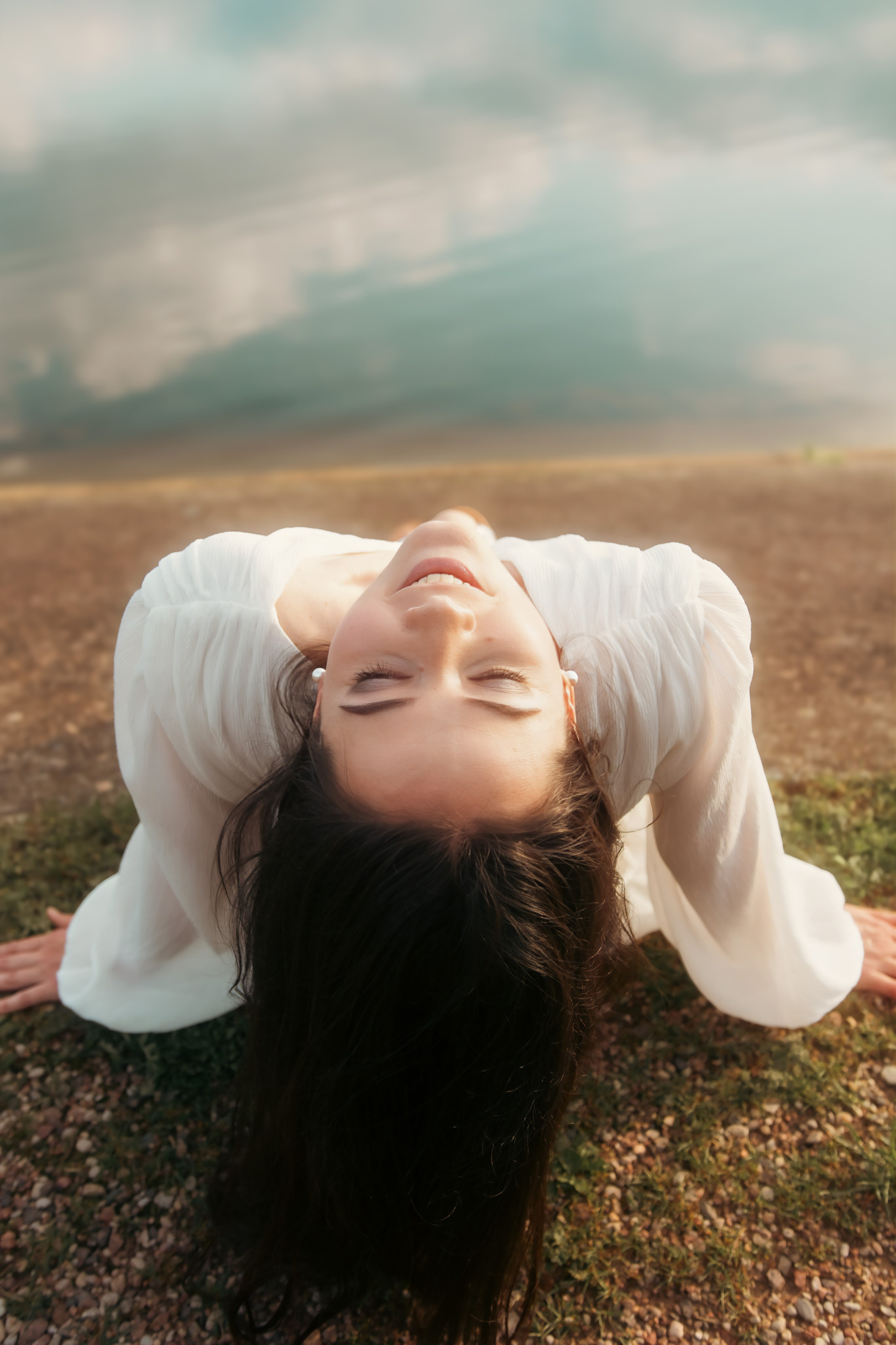 Фотосессия в белом платье у воды