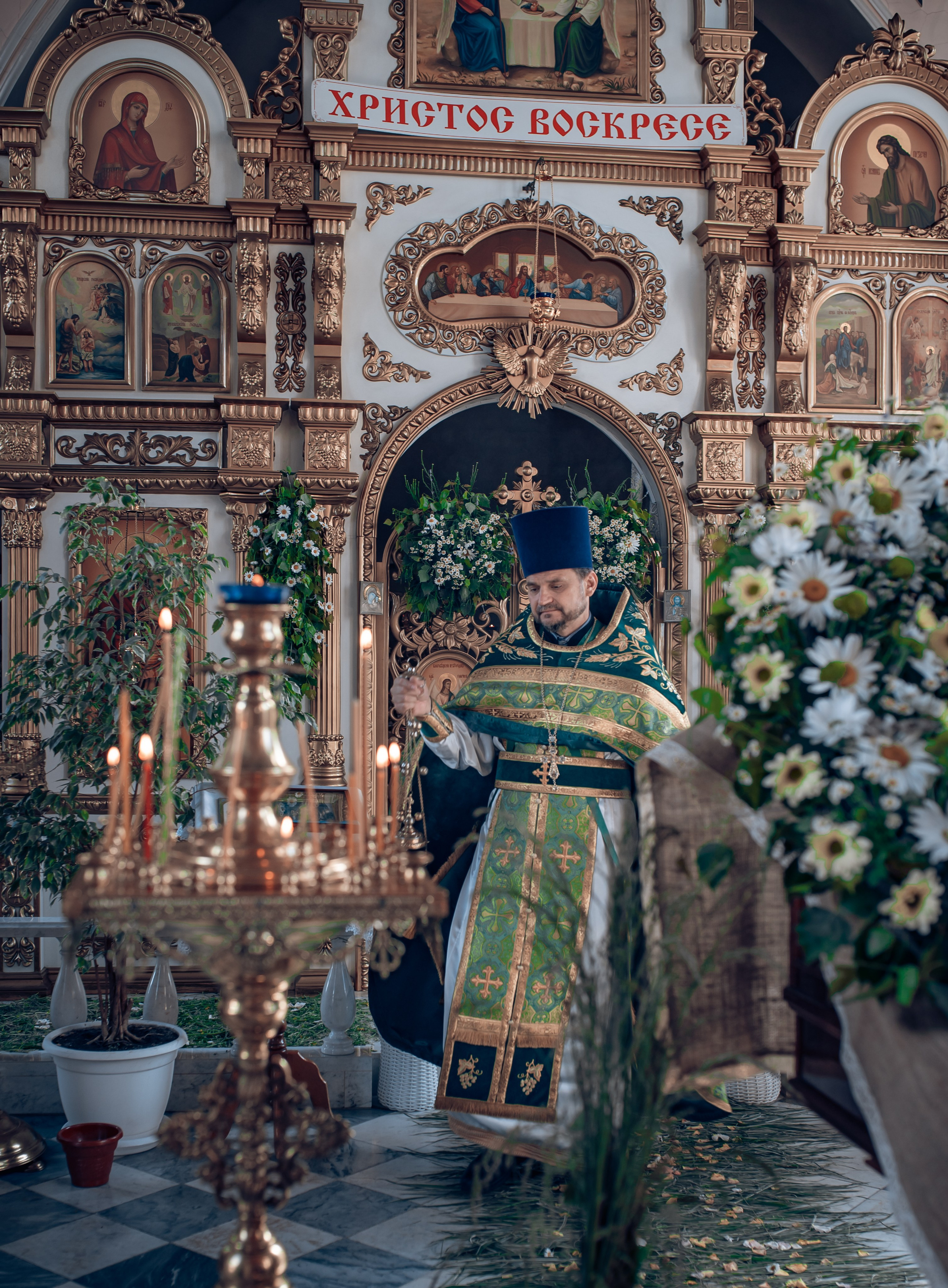 Троицкая служба в Рождественско-Никольском храме хутора Николаенко. Фотографы крещения/венчания  Красноярск Татьяна и Вячеслав Переваловы