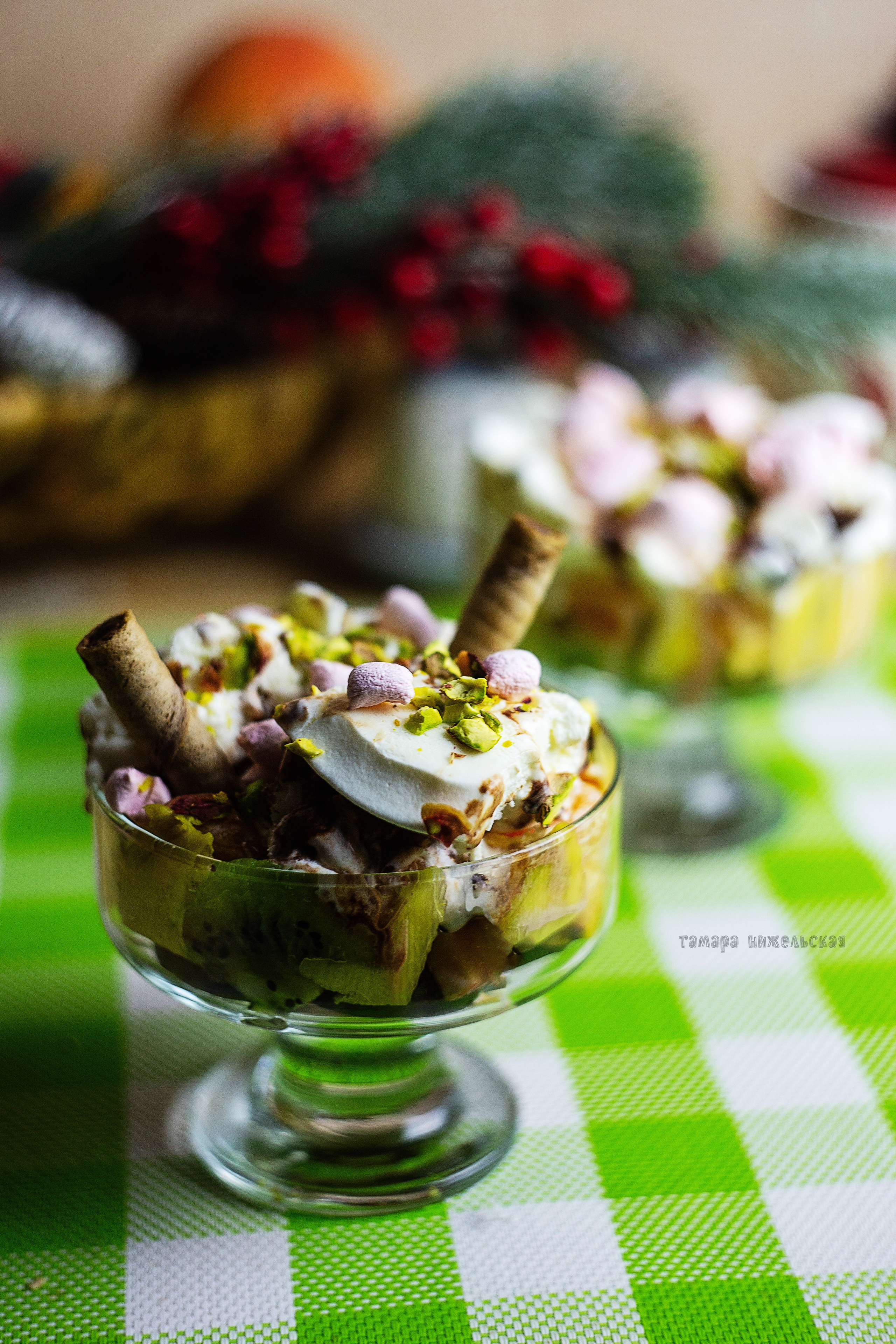 на  столе стоит  две  креманки. в них украшенное  мороженное.