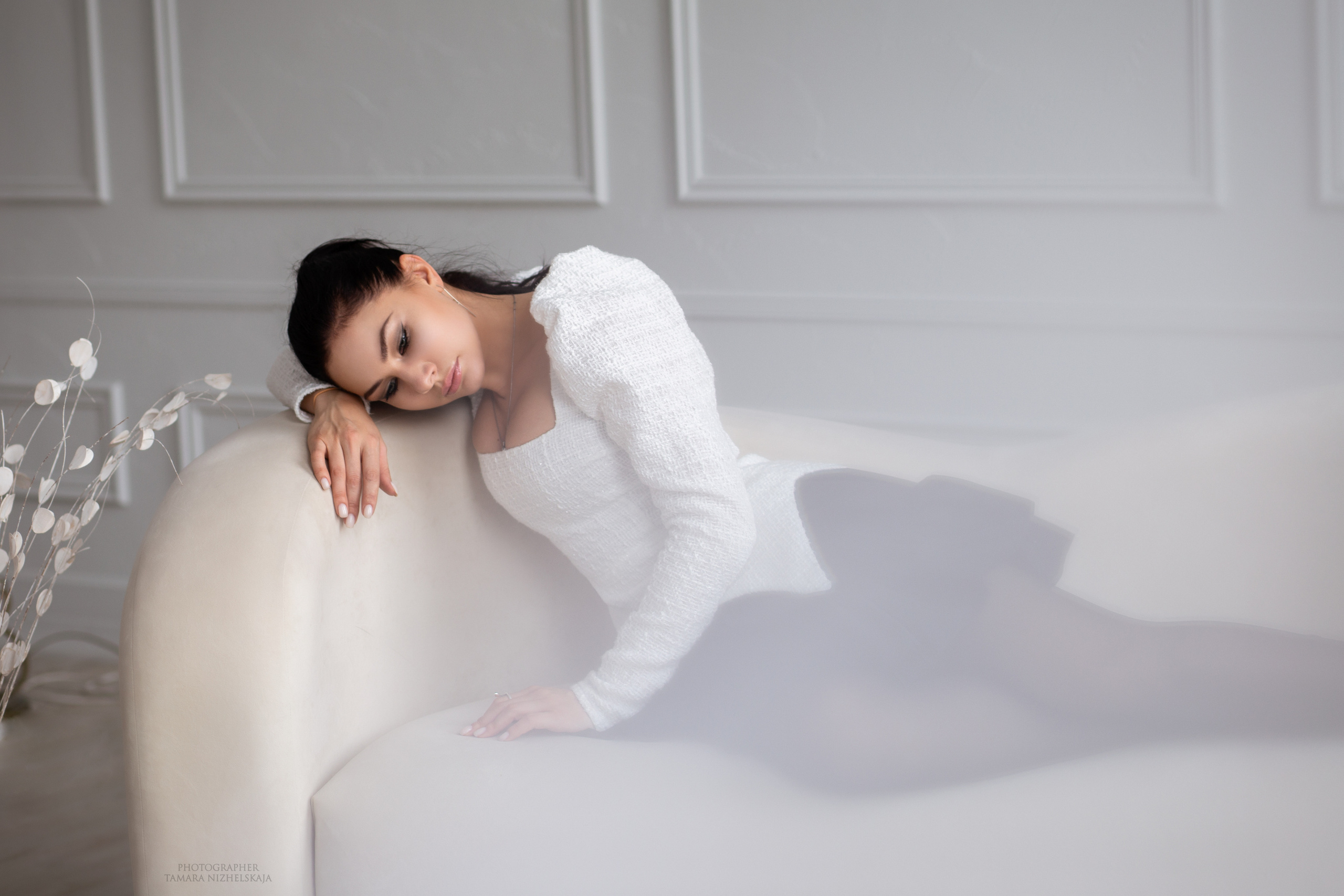 девушка  на  белом  диване, 