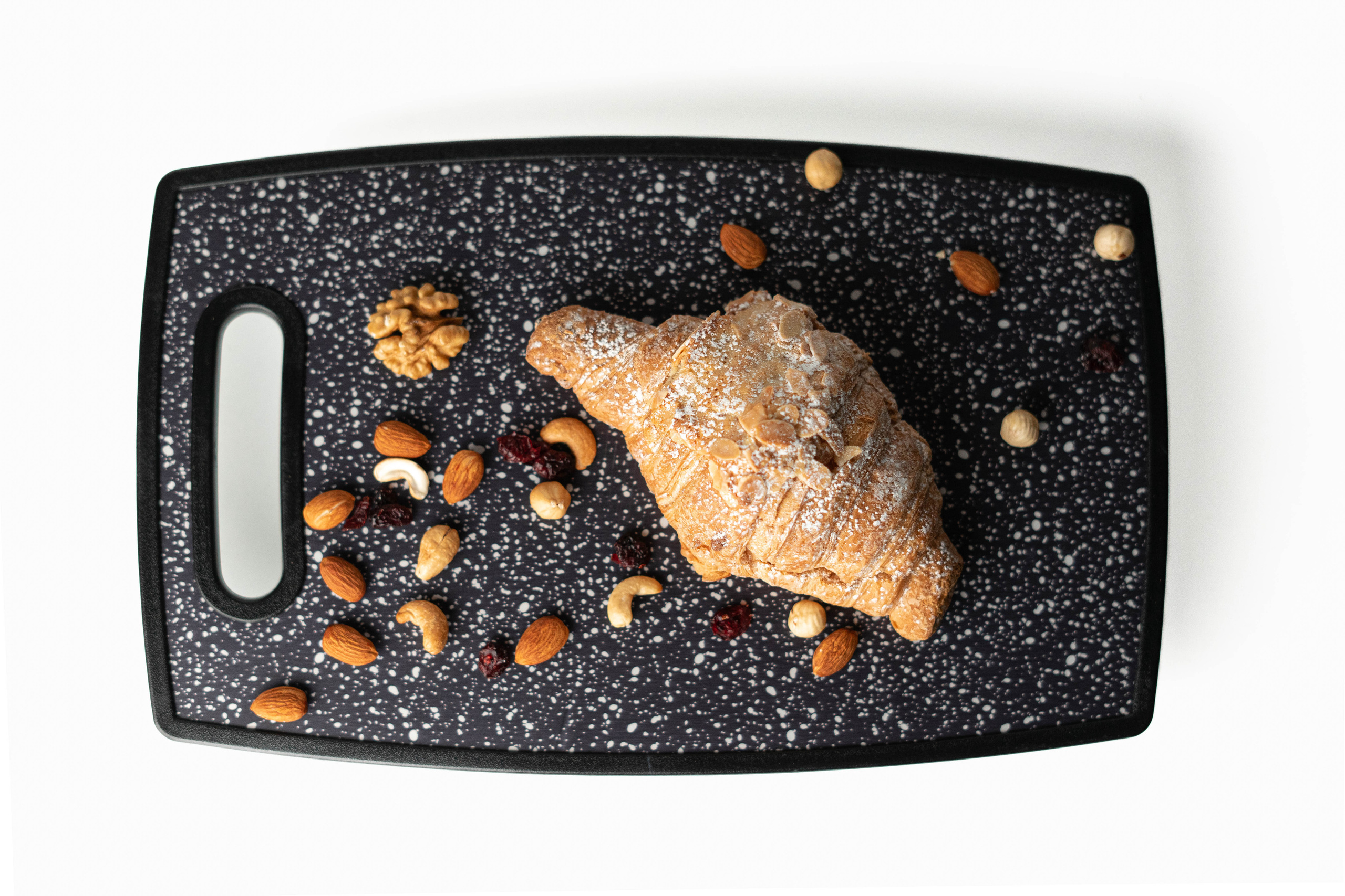 фотография разделочной доски с круассаном для маркетплейса в Москве