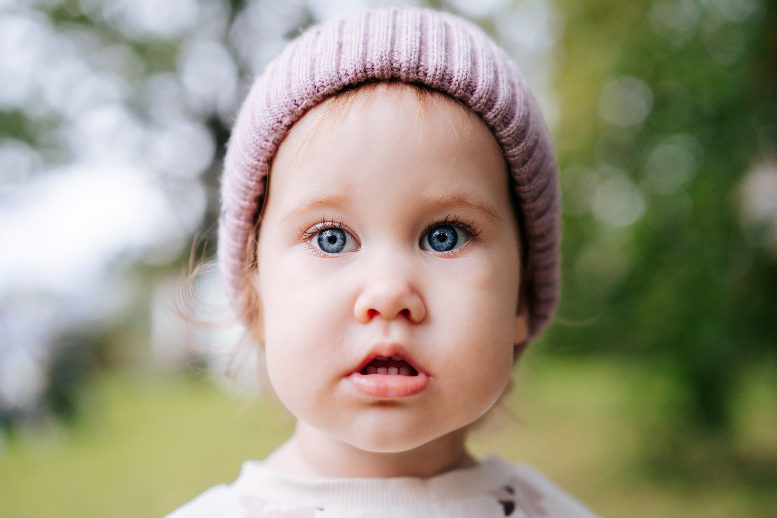 Евангелина с мамой в парке. Детская, семейная фотостудия в Санкт-Петербурге