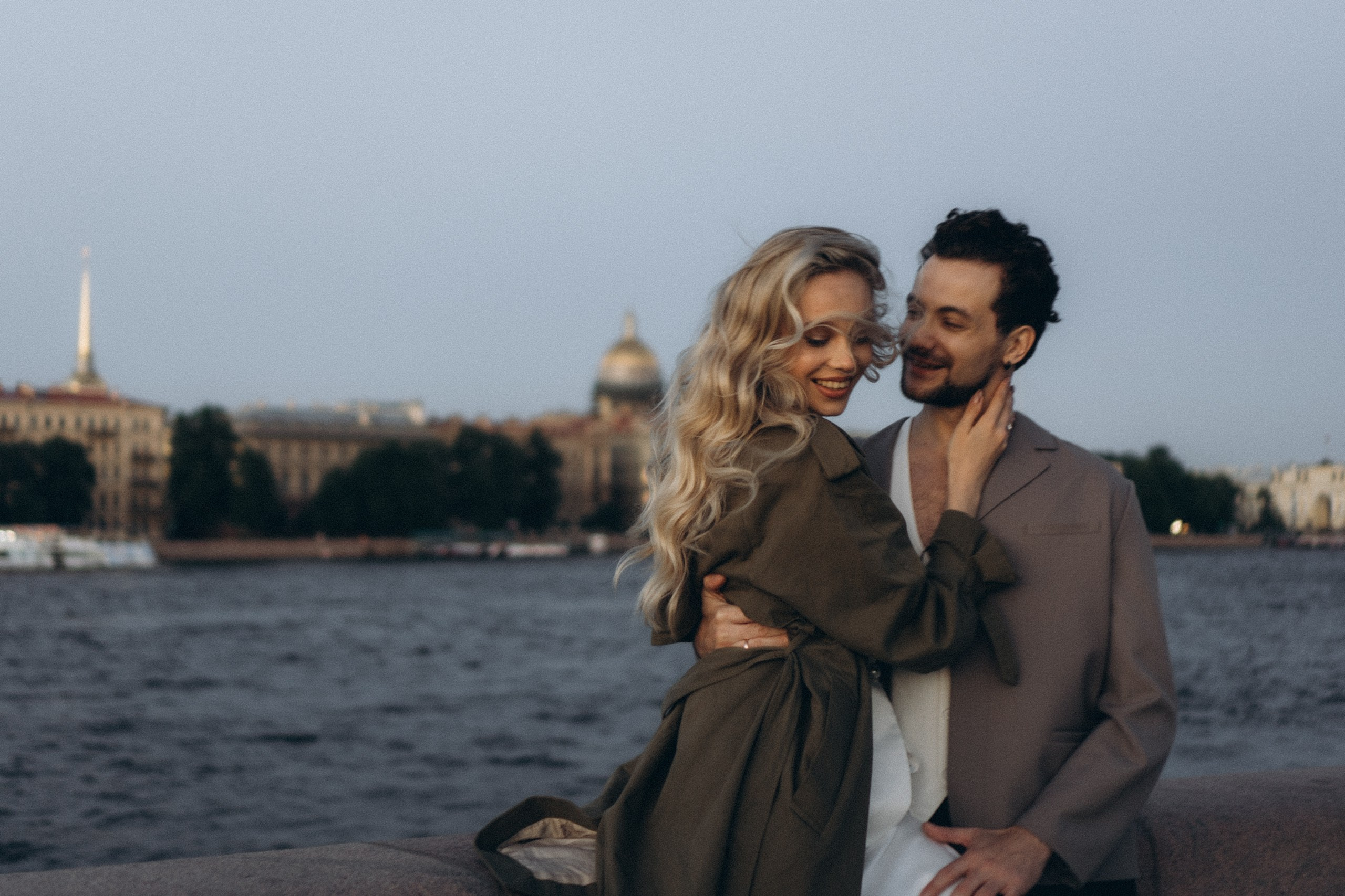 СВАДЕБНАЯ СЬЕМКА ПАРЫ НА РАССВЕТЕ В БЕЛЫЕ НОЧИ И ПРОГУЛКА С РАЗВОДНЫМИ МОСТАМИ И ПИКНИК ВОЗЛЕ ИСАКИЕВСКОГО СОБОРА. Профессиональный фотограф, Санкт-Петербург — Виктория Богомолова