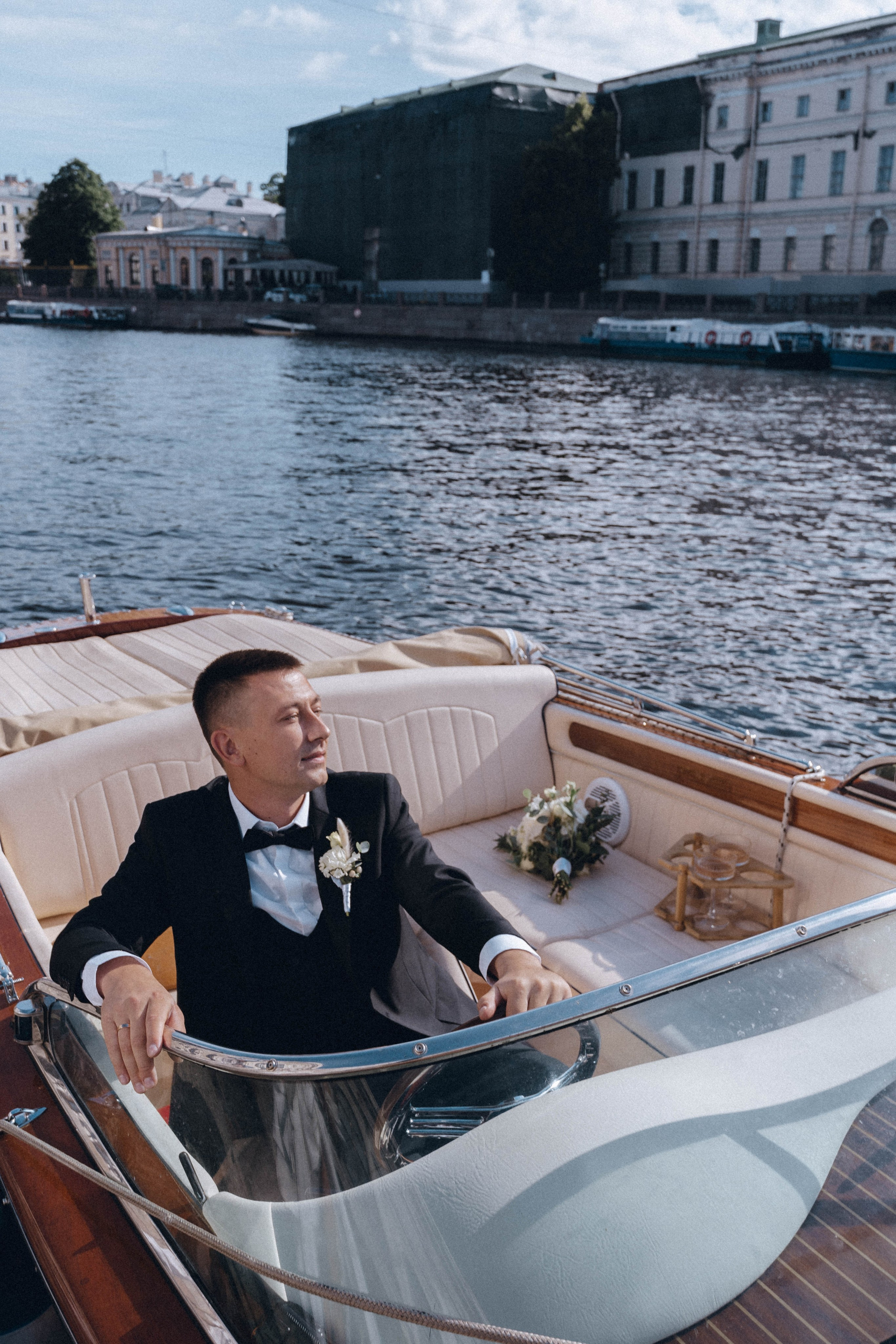 СВАДЕНБНАЯ СЬЕМКА НА КАТЕРЕ ПО КАНАЛАМ САНКТ-ПЕТЕРБУРГА И В АКВАТОРИИ НЕВЫ. Профессиональный фотограф, Санкт-Петербург — Виктория Богомолова