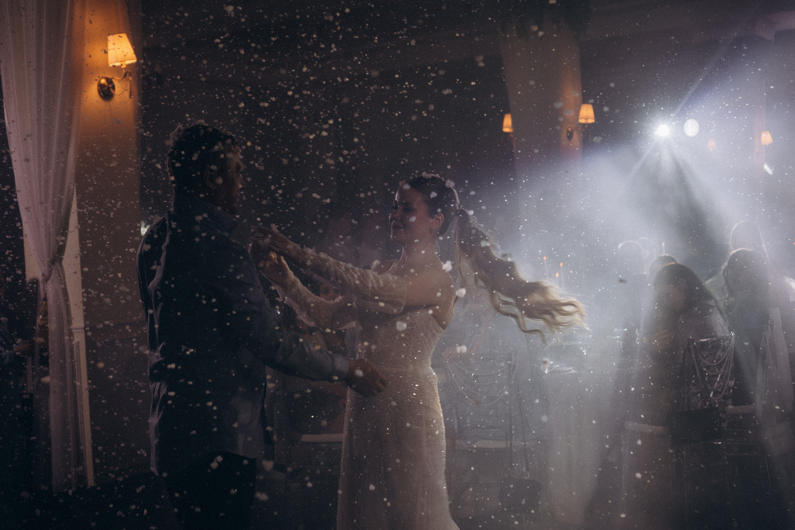 ТАНЕЦ С ПАПОЙ СВАДЕБНМ БАНКЕТЕ (СНЯТО В СИБИРЕ В НИЖНЕВАРТОВСКЕ). Профессиональный фотограф, Санкт-Петербург — Виктория Богомолова