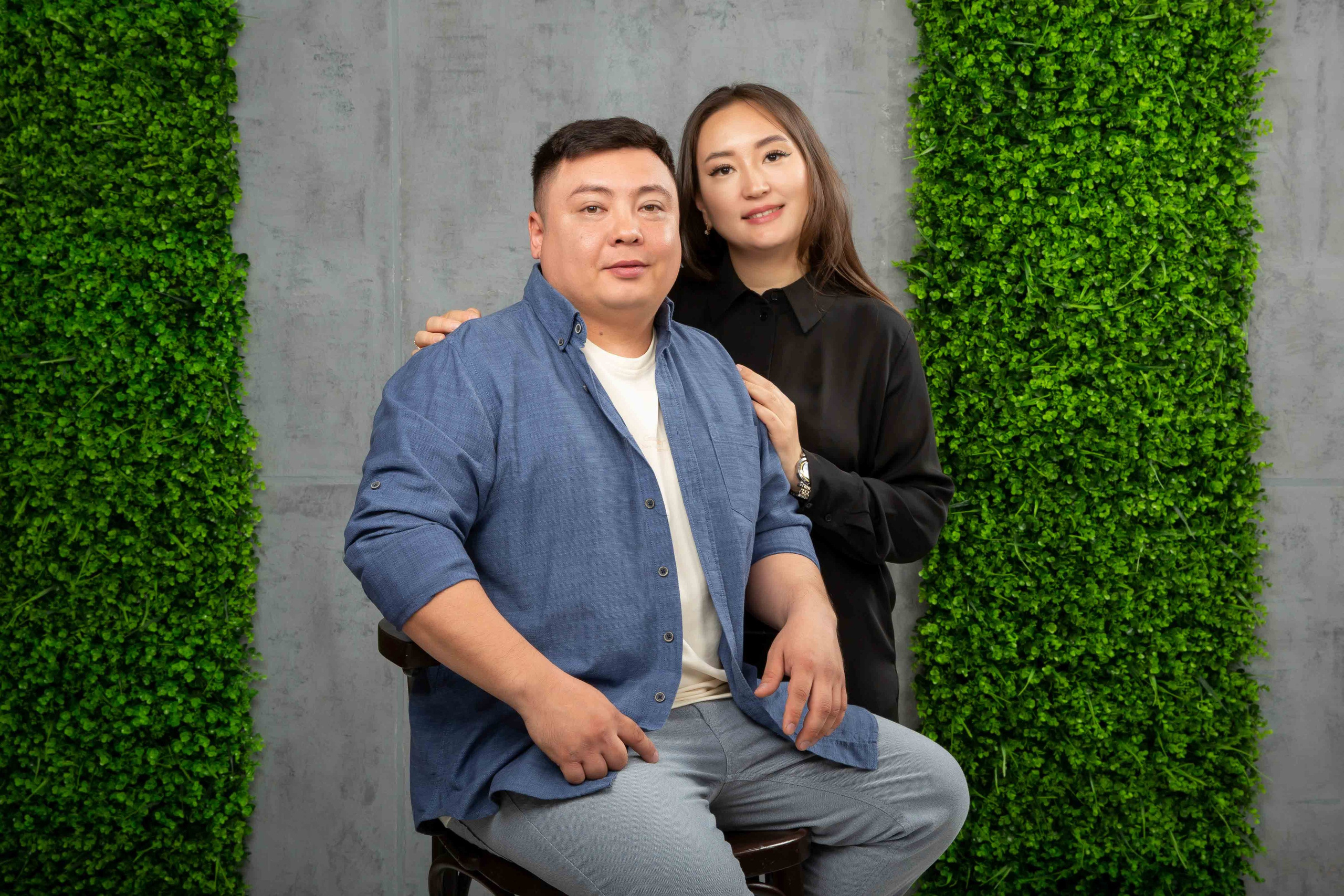 Фотосессия большой семьи в фотостудии. Совет с семьей. Фотостудия Алматы. Семейная и детская фотостудия Family studio.Фотограф Алматы