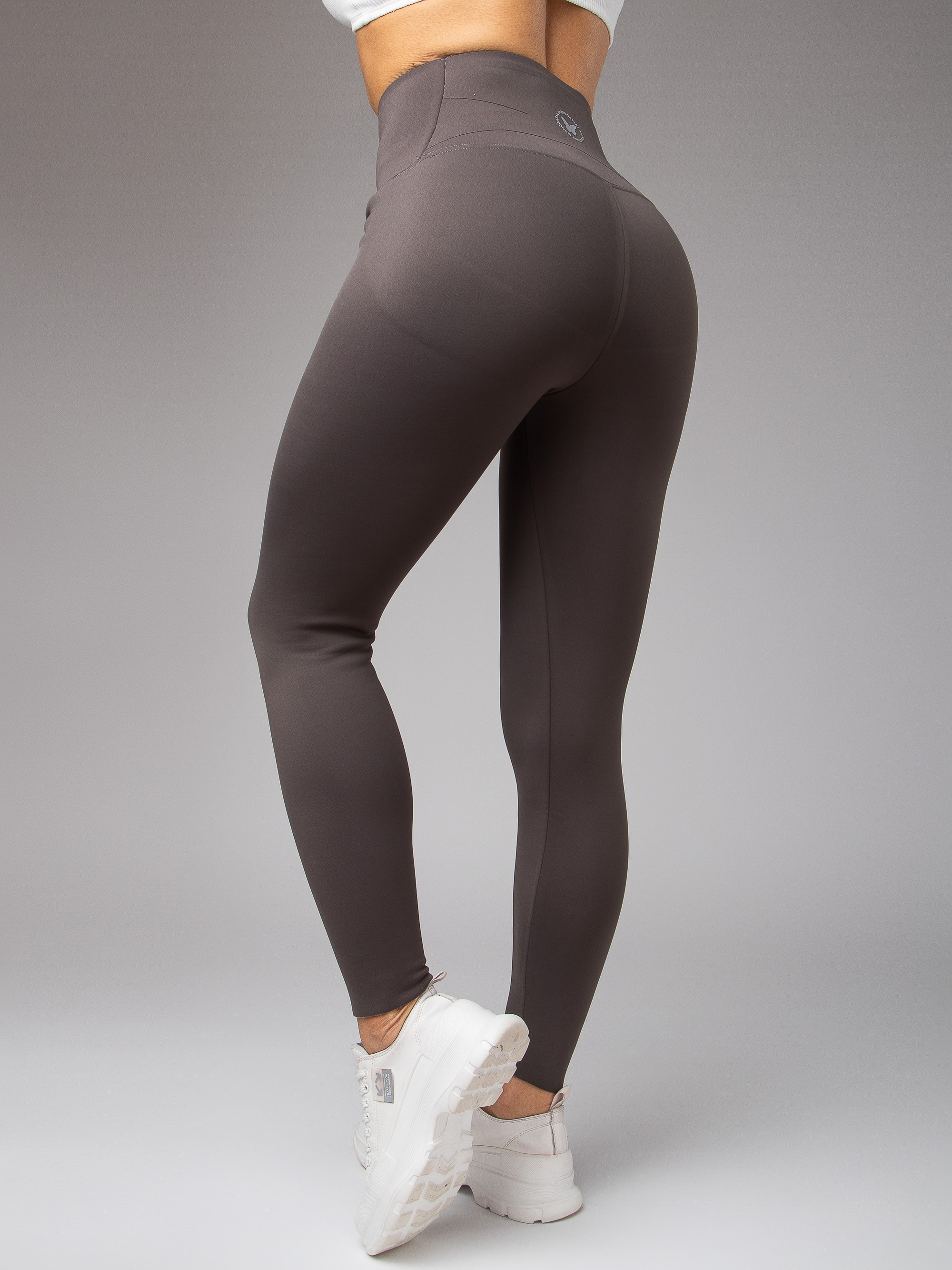 Съемка женских спортивных лосин на модели