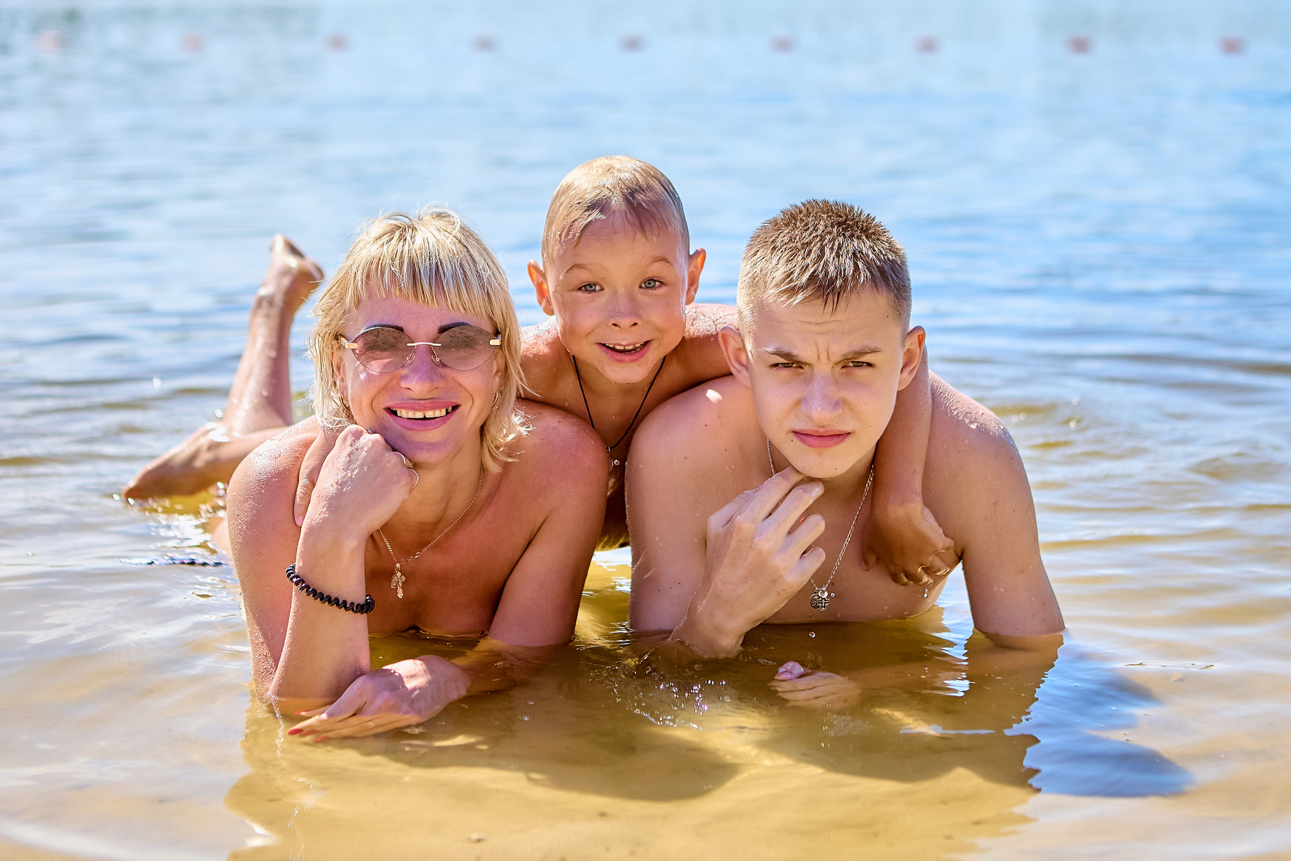 Семейная прогулка летом на озере