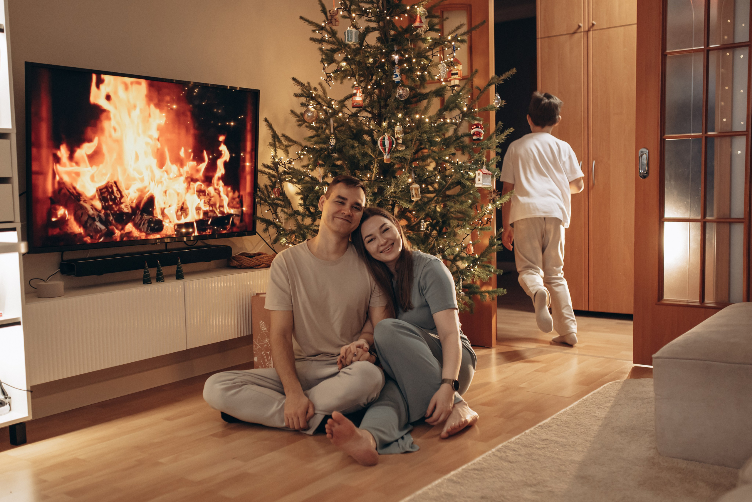 Саша, Катя и Ваня дома за пару дней до Нового года. Семейный фотограф в Томске Зарина Азизбаева