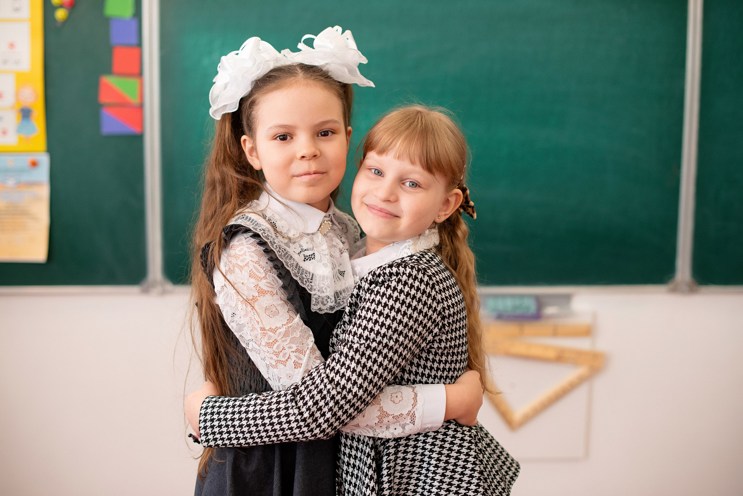 Профессиональная фотография ученика средней школы города Сургут, качественная съемка для школьного альбома, выпускник 2026 года.