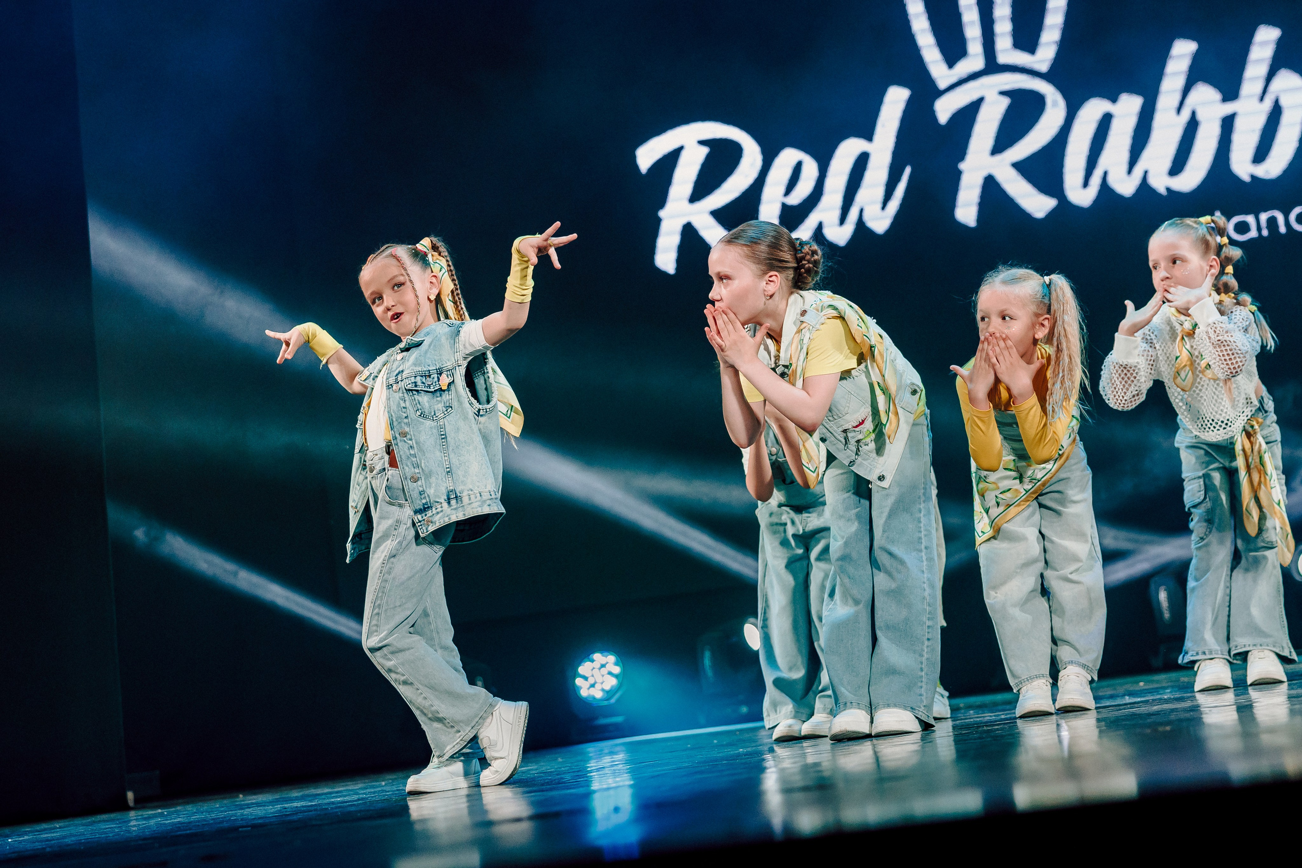 Отчётный концерт танцевальной школы «Red Rabbits» 2025. Лёшка Варзегов — фотограф