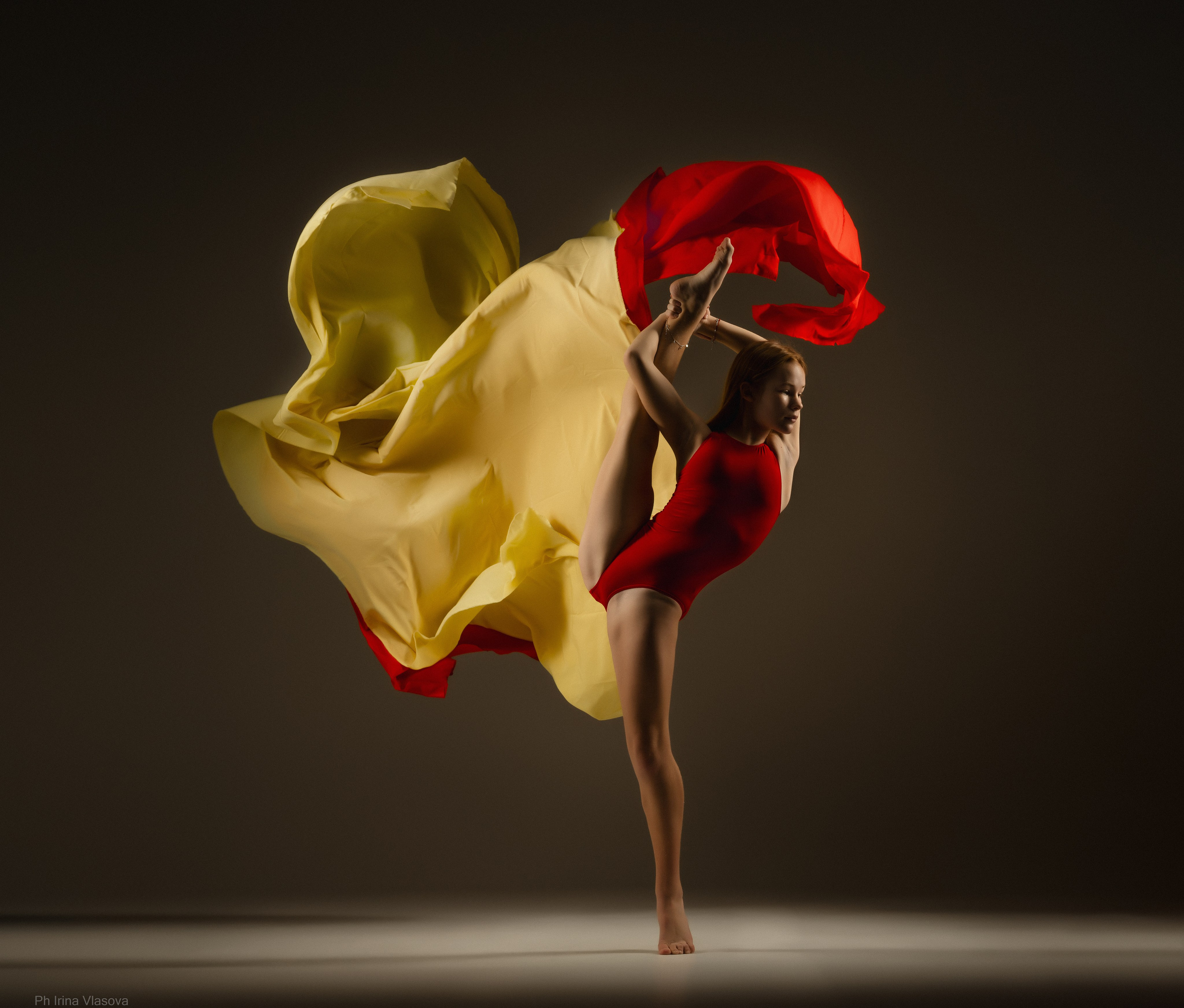 шикарная фотосесия для гимнастки с летящими тканями спб