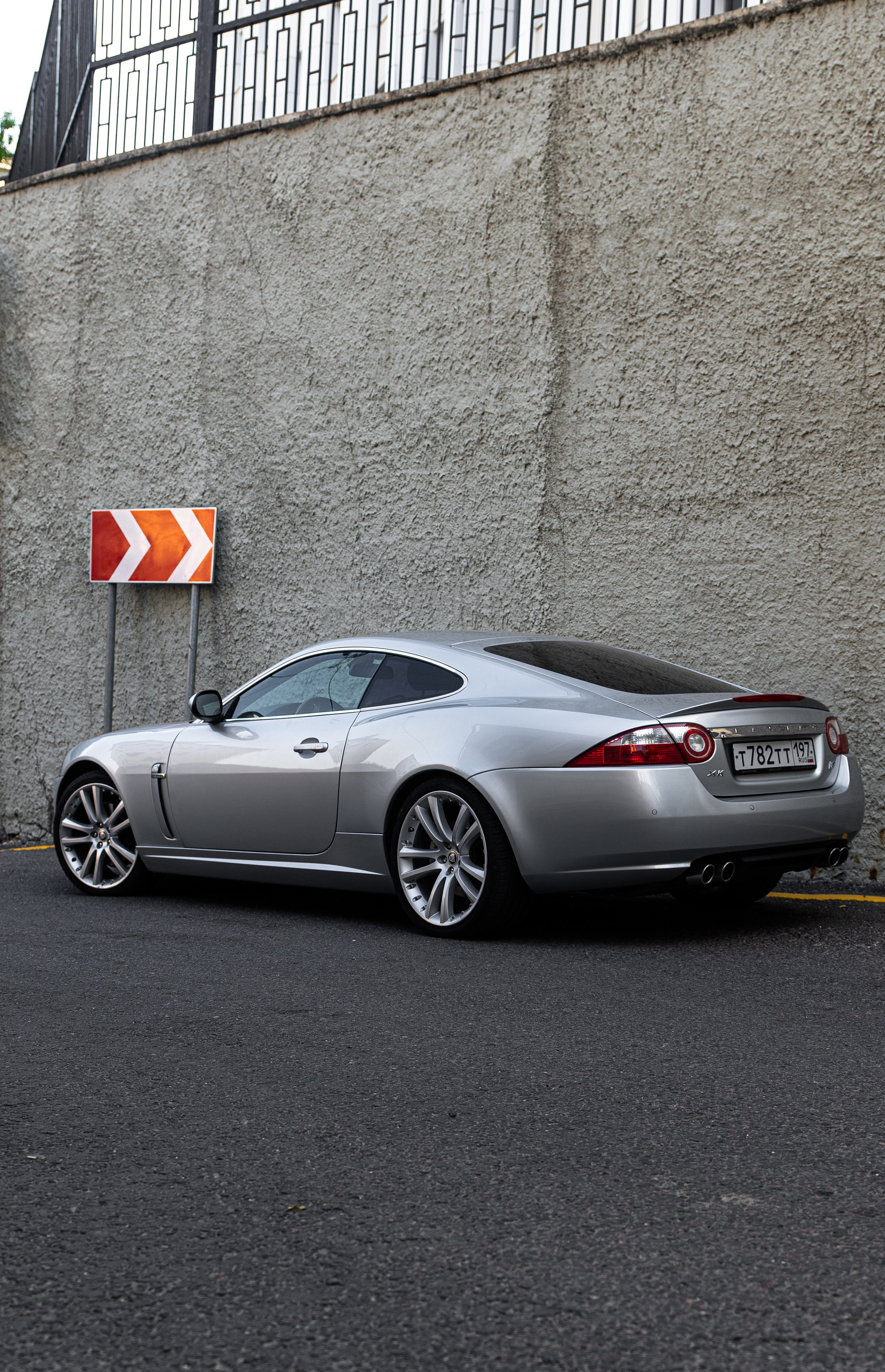 Утренняя фотосъемка автомобиля Jaguar в Москве. Жуков Илья  свадебный фотограф в Москве