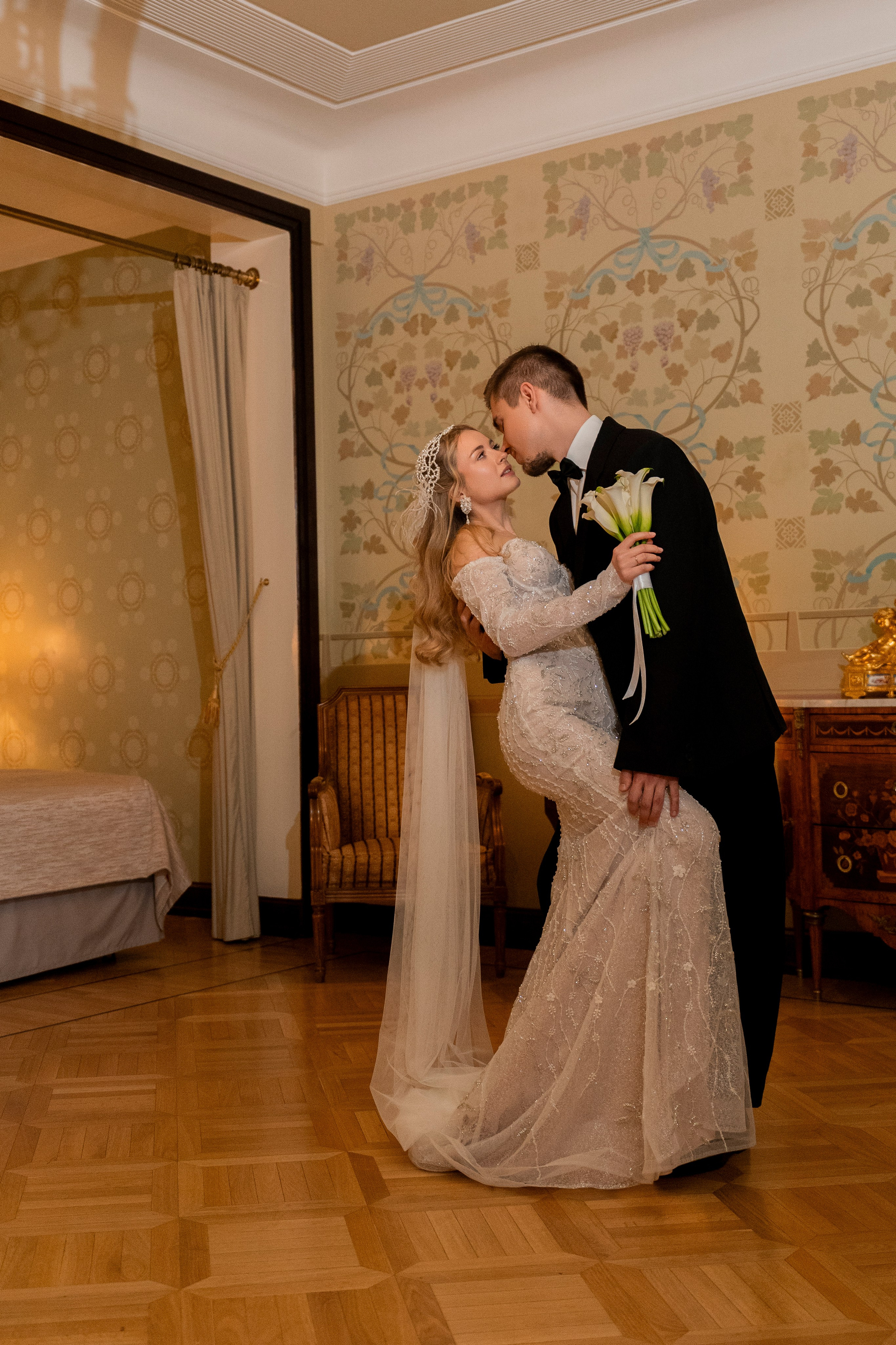 Свадебная фотосессия в отеле Метрополь. Свадебный фотограф в Москве Анна Полушина