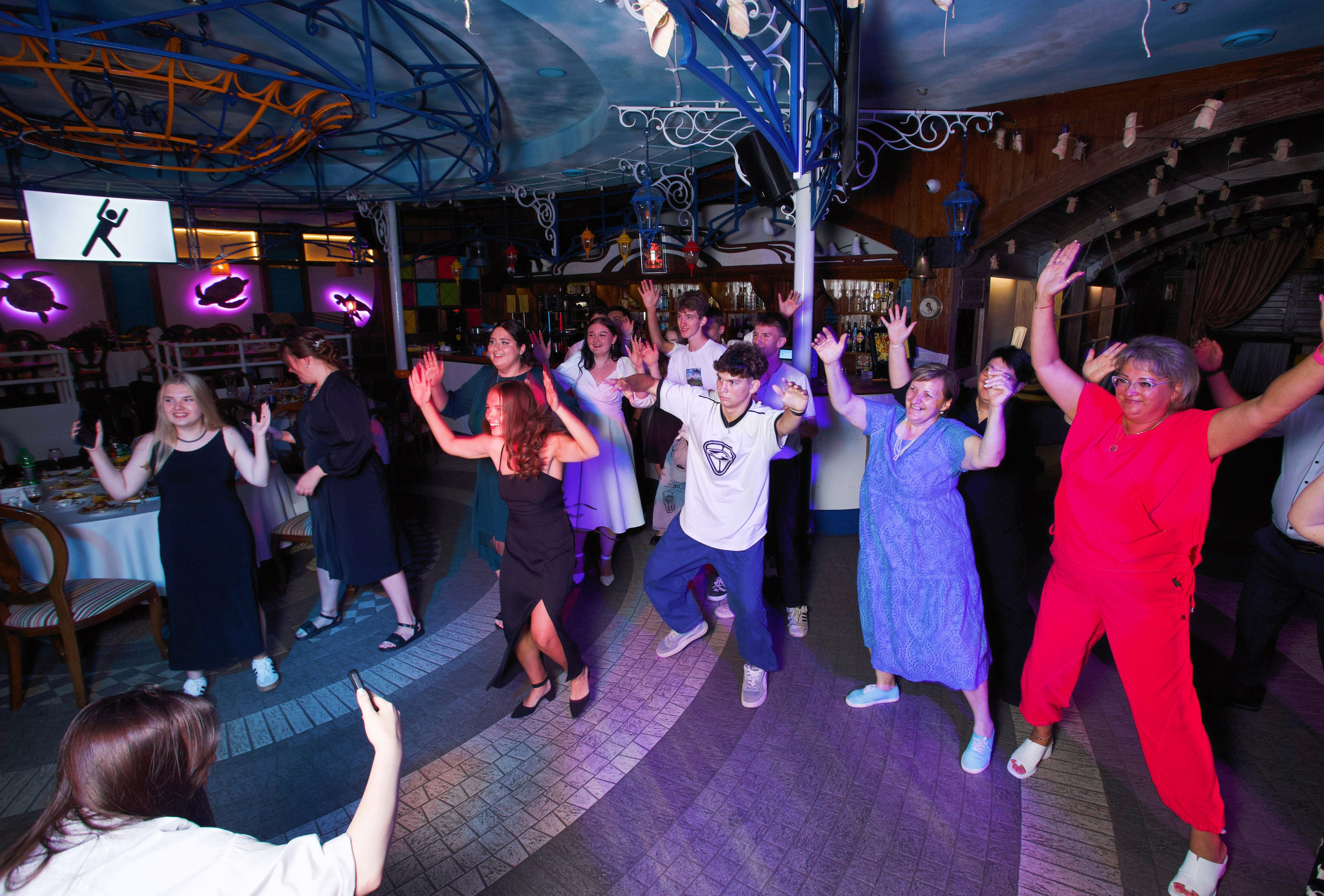 ВЫПУСКНОЙ «КОКОМО» 27.06.24. Репортажный фотограф Анапа