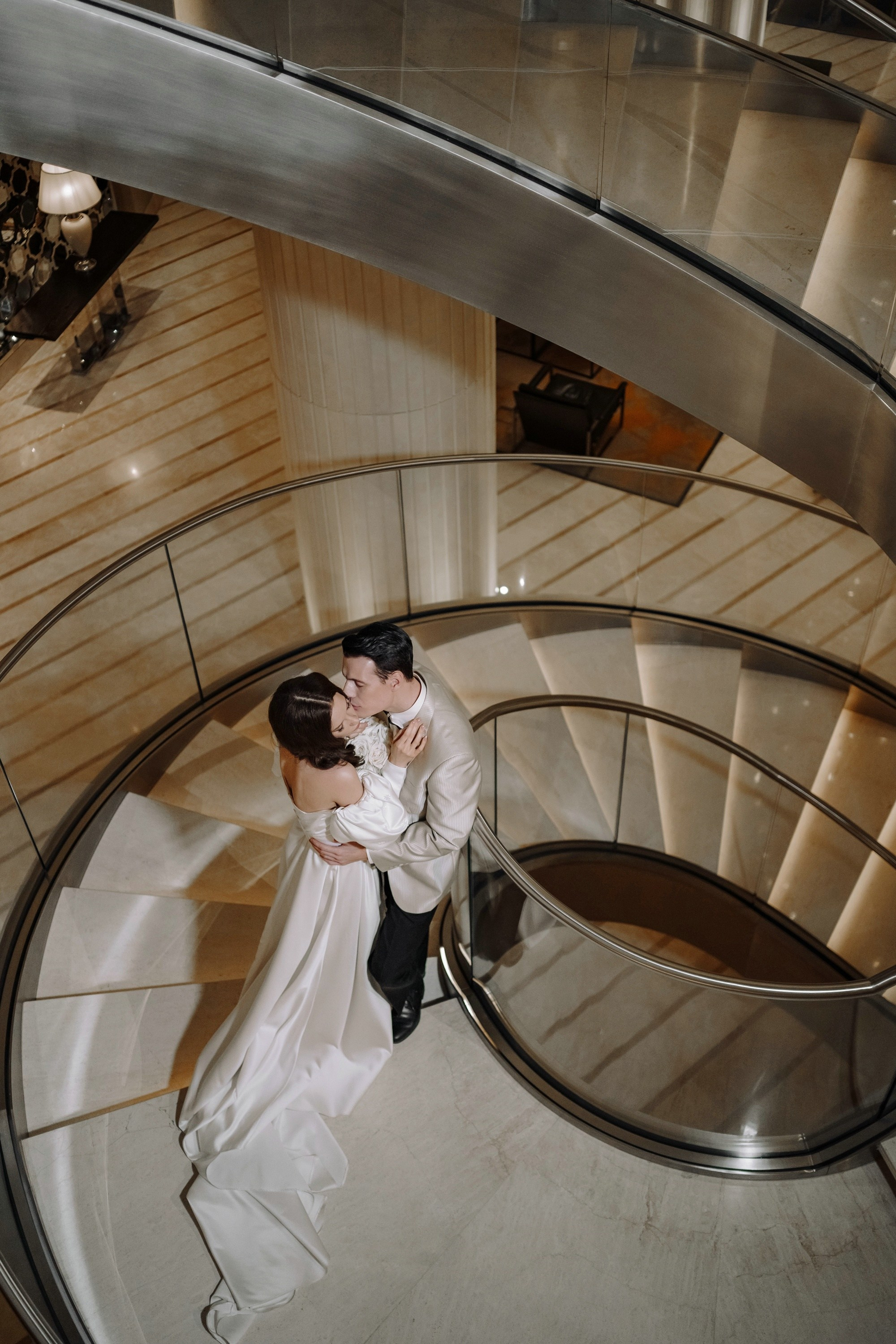 Фотосессия свадьбы на лестнице в Hyatt Regency Moscow Petrovsky Park. Свадебный и семейный фотограф в Москве Светлана Зоткина
