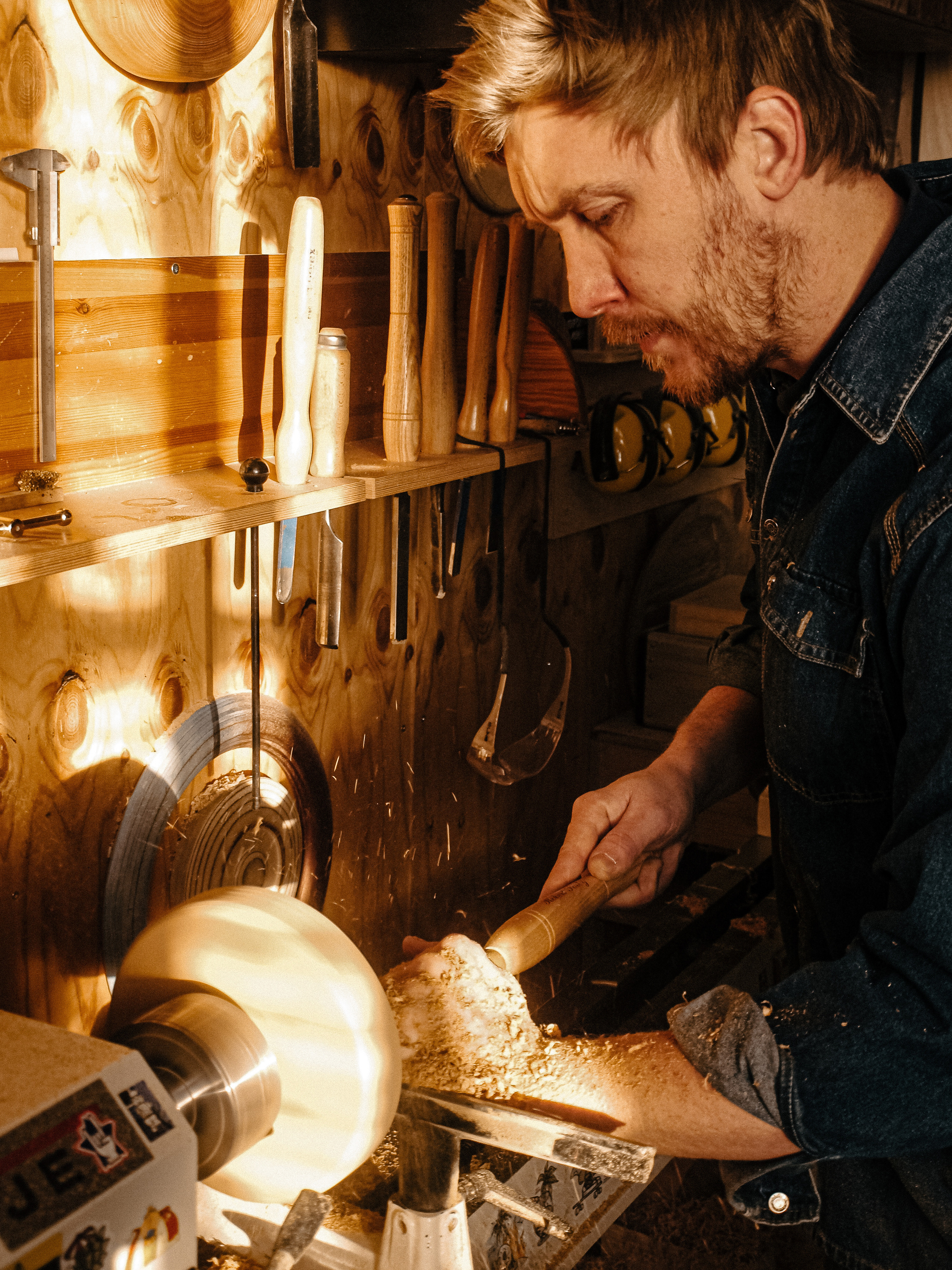 Антон в своей столярной мастерской. Женя Красовская | Портретный Фотограф | Визуал для брендов