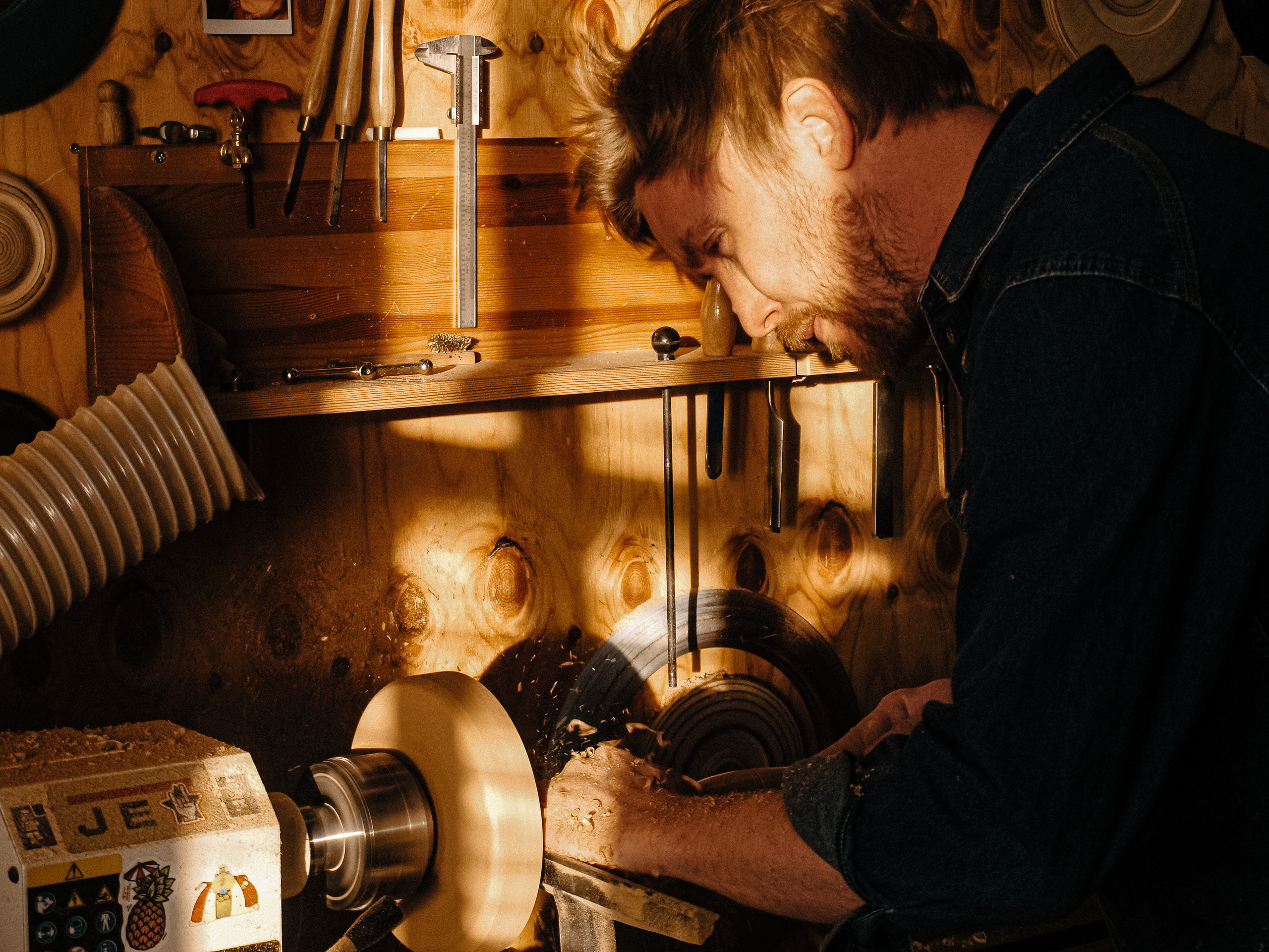 Антон в своей столярной мастерской. Женя Красовская | Портретный Фотограф | Визуал для брендов