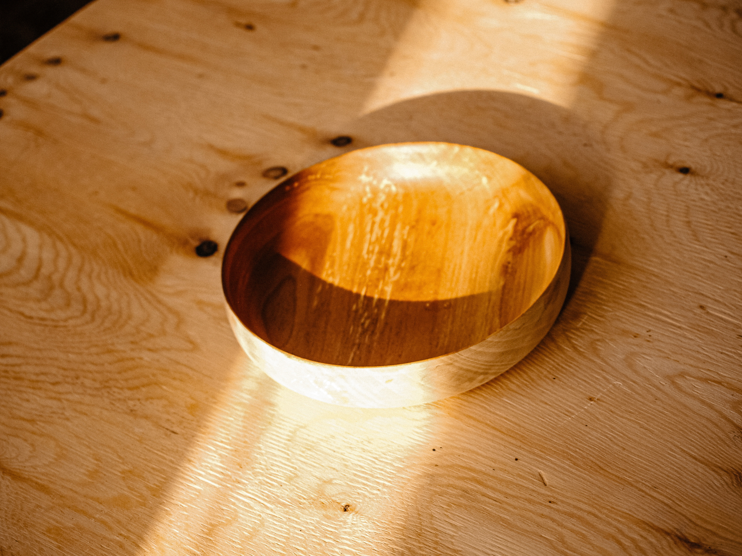 Антон в своей столярной мастерской. Женя Красовская | Портретный Фотограф | Визуал для брендов