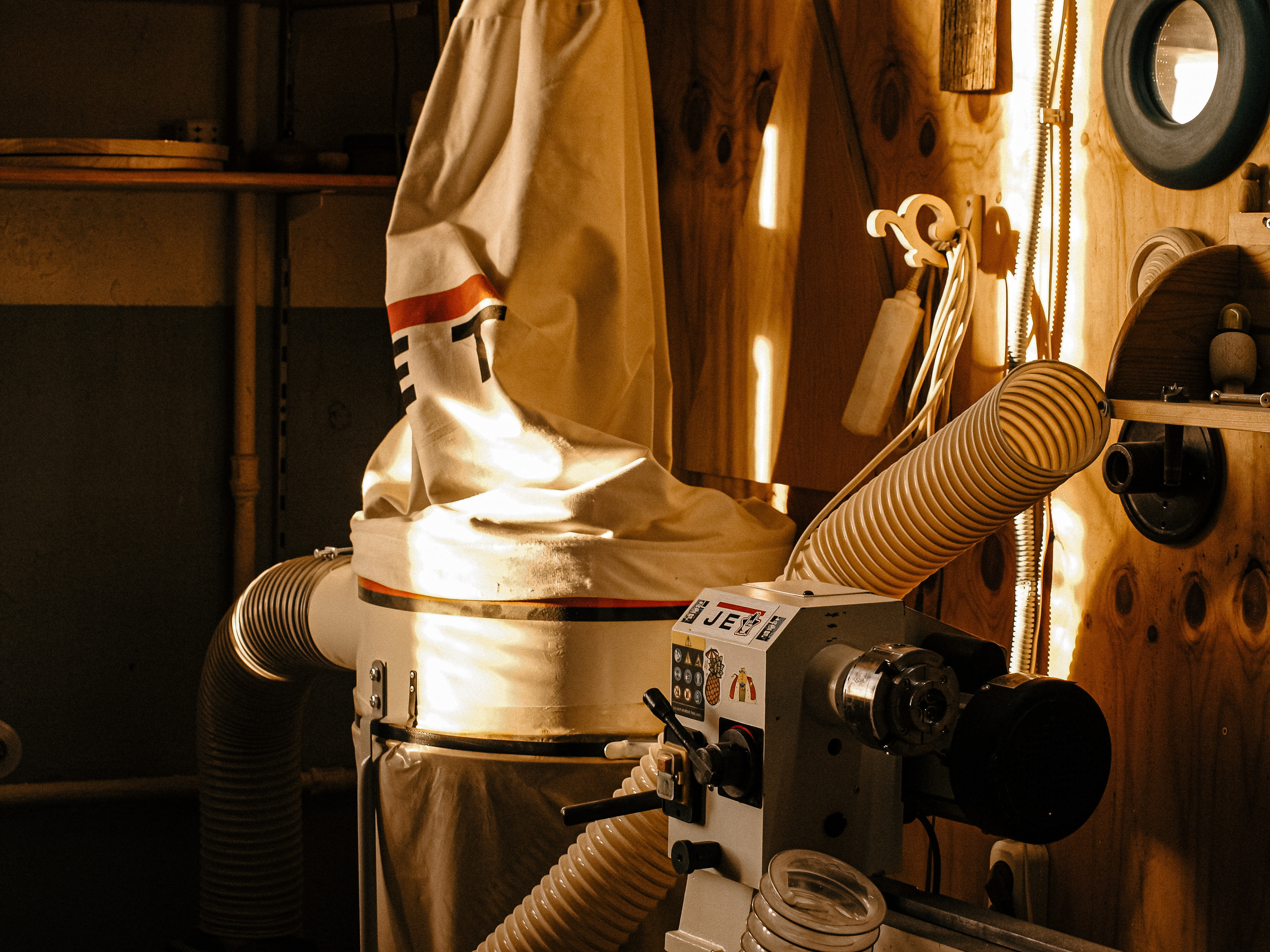 Антон в своей столярной мастерской. Женя Красовская | Портретный Фотограф | Визуал для брендов