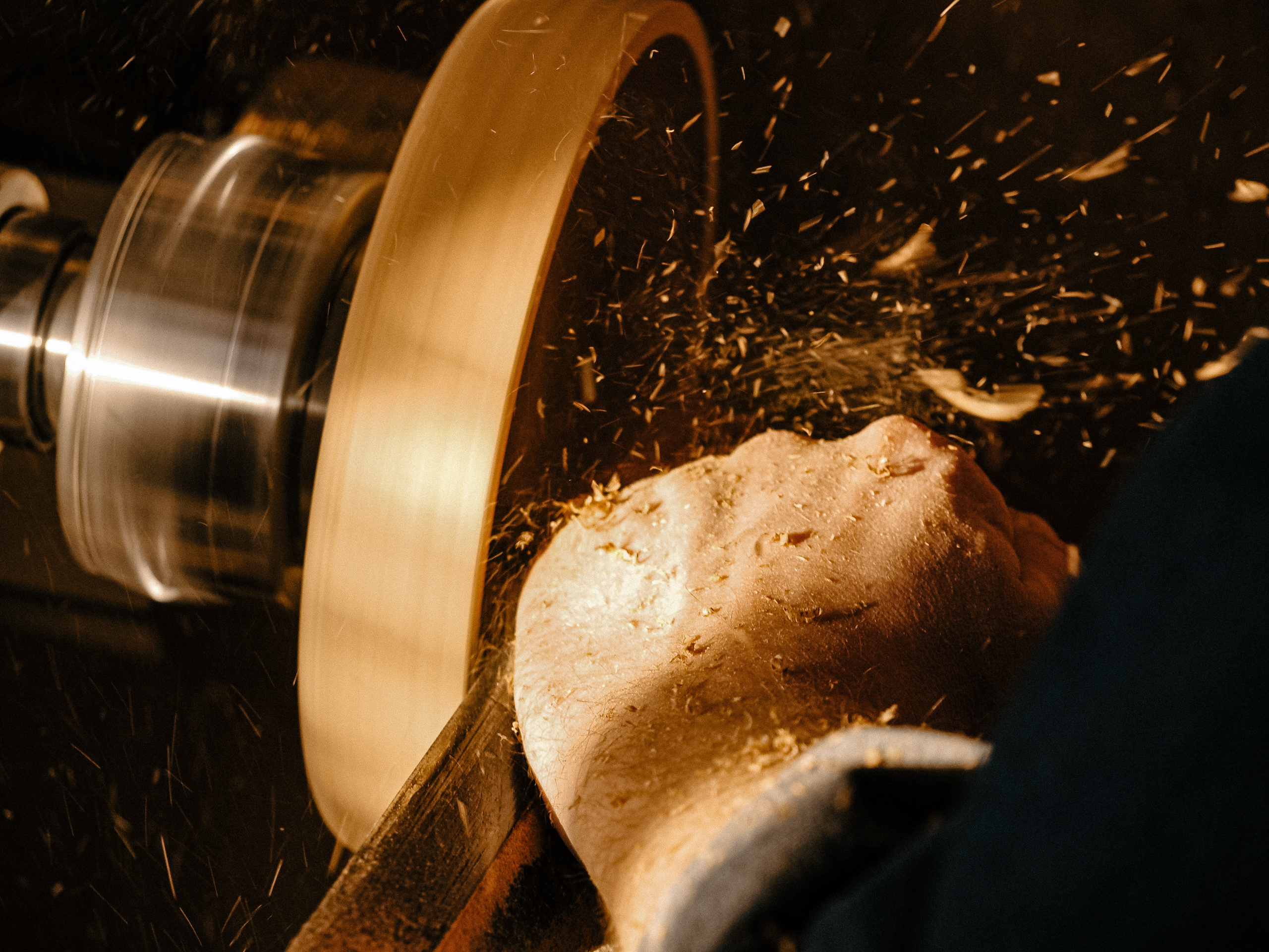 Антон в своей столярной мастерской. Женя Красовская | Портретный Фотограф | Визуал для брендов