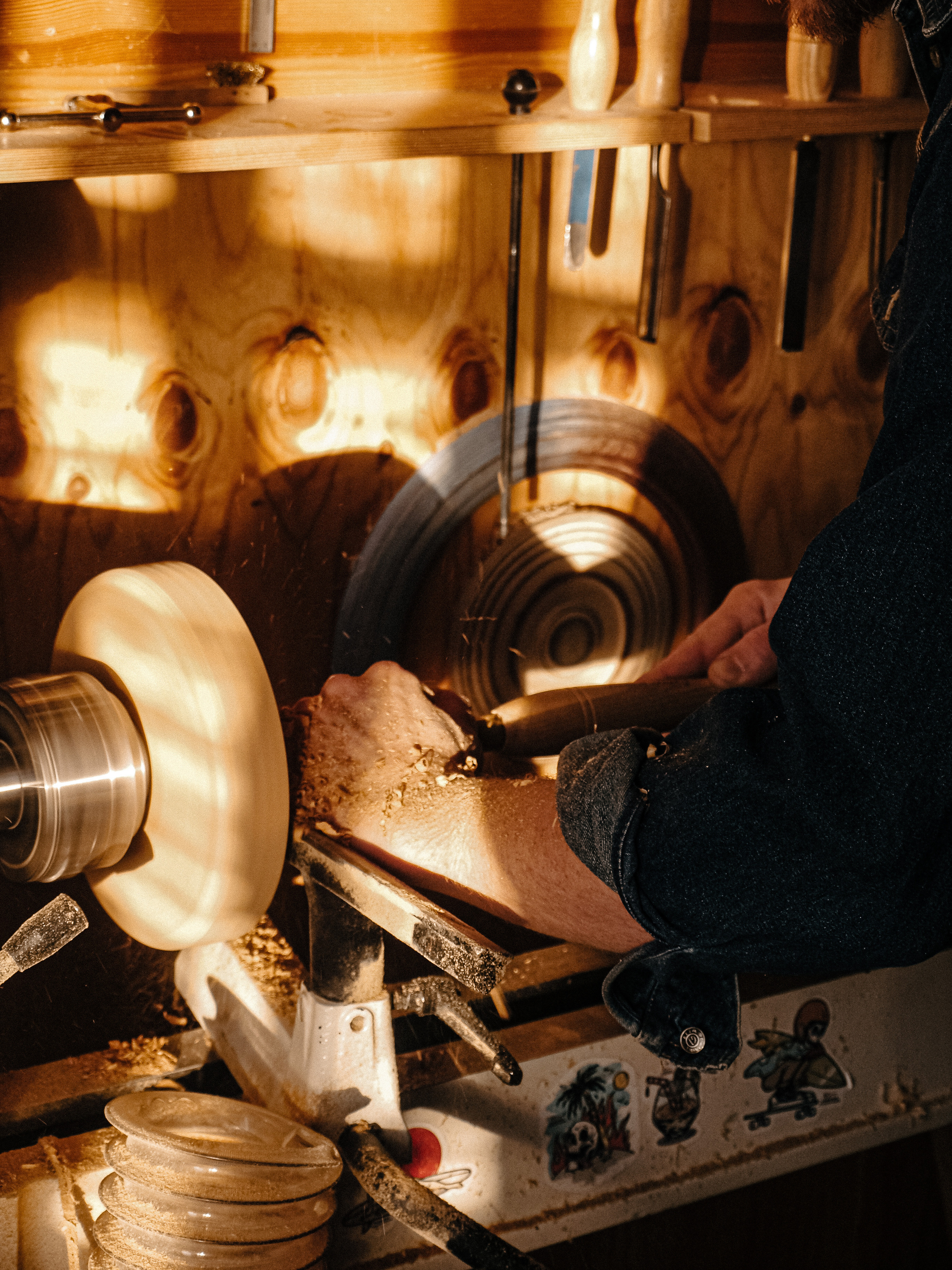 Антон в своей столярной мастерской. Женя Красовская | Портретный Фотограф | Визуал для брендов